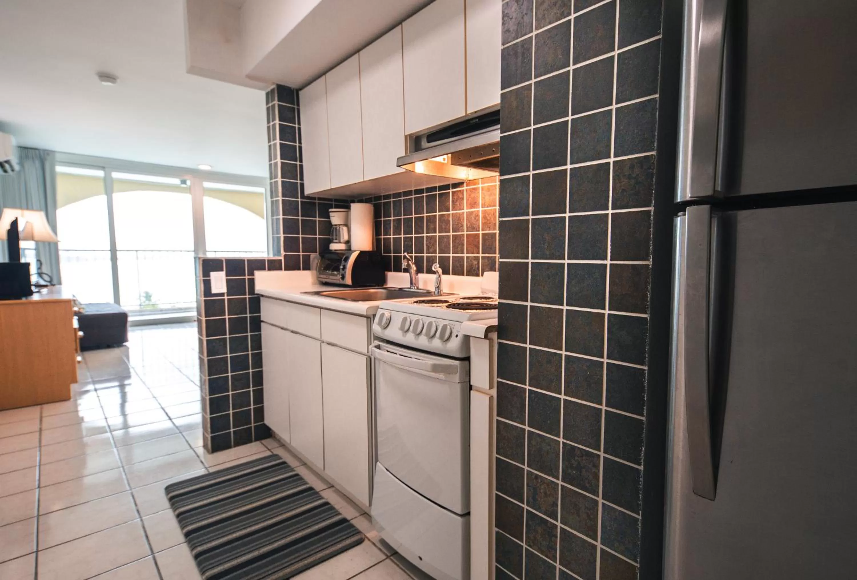 Kitchen or kitchenette, Kitchen/Kitchenette in ESJ Towers by Chana