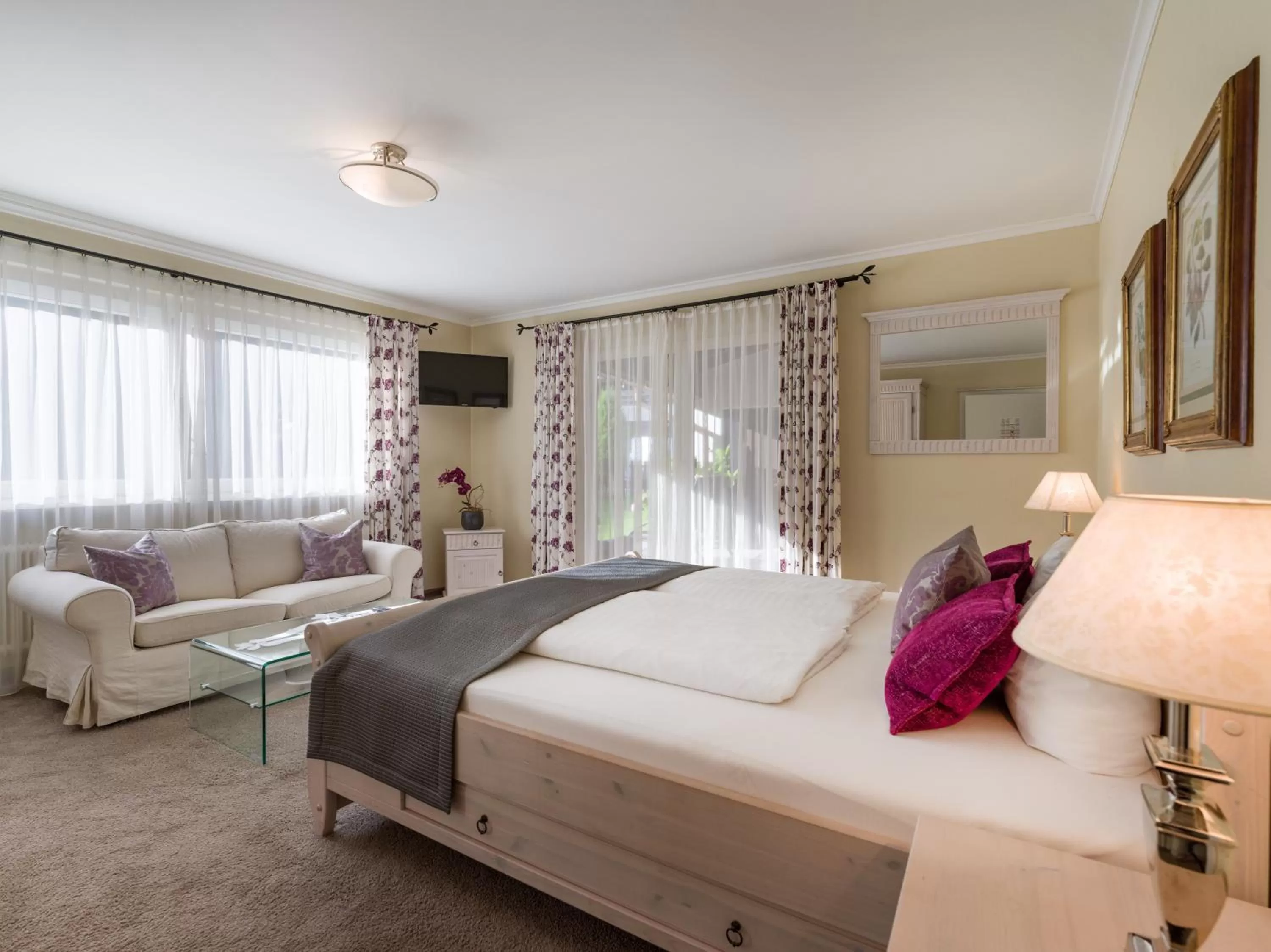 Bedroom, Bed in Hotel Jägerhof und Jagdhaus