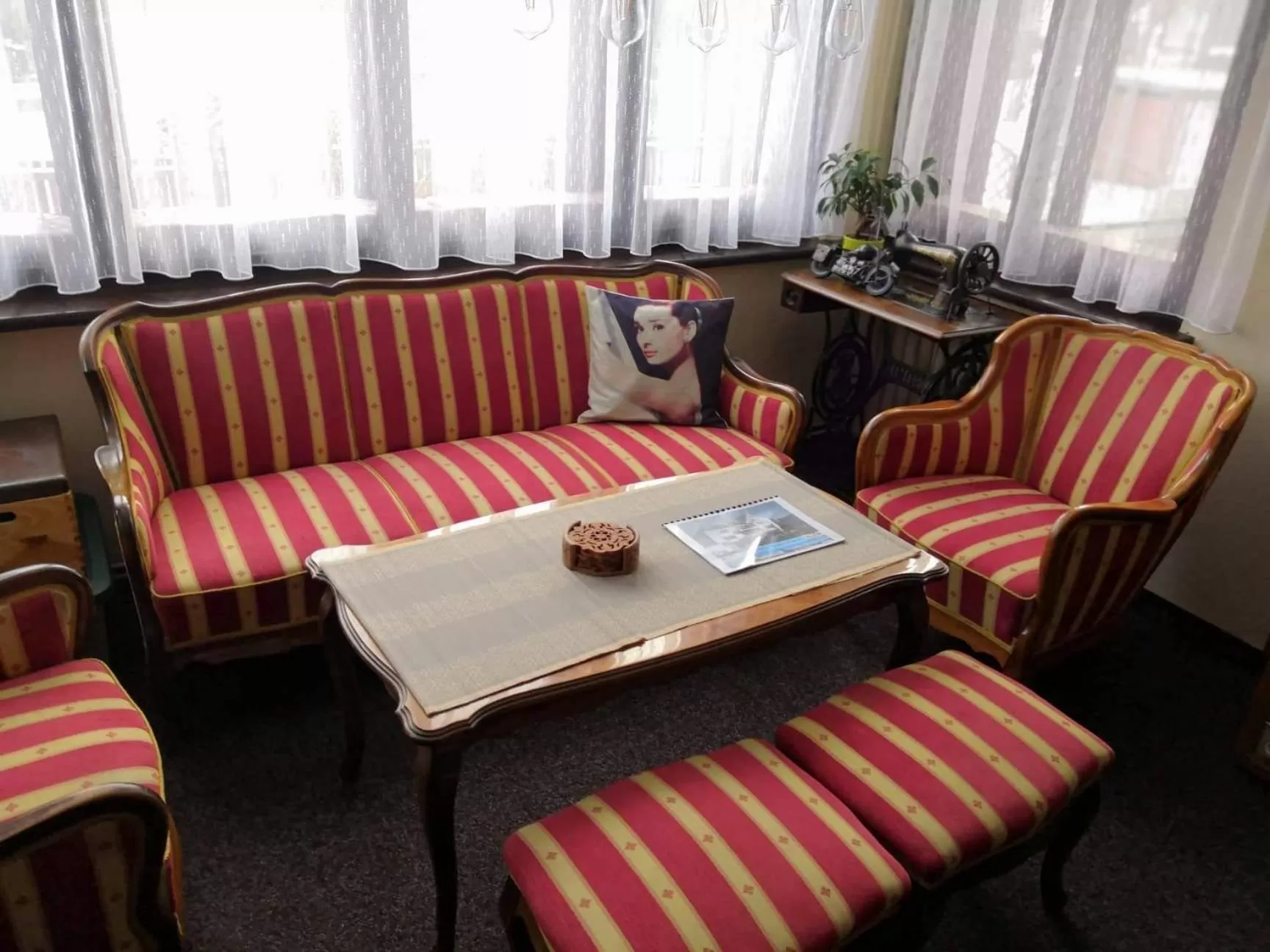 Communal lounge/ TV room, Seating Area in Hotel Alfa