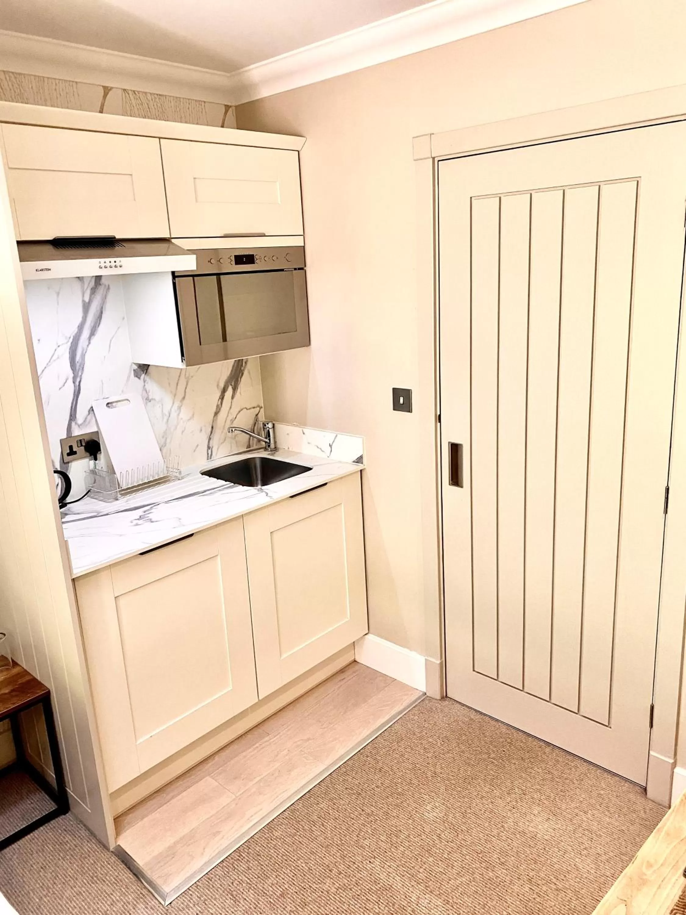 Kitchen or kitchenette in The Rest Hotel