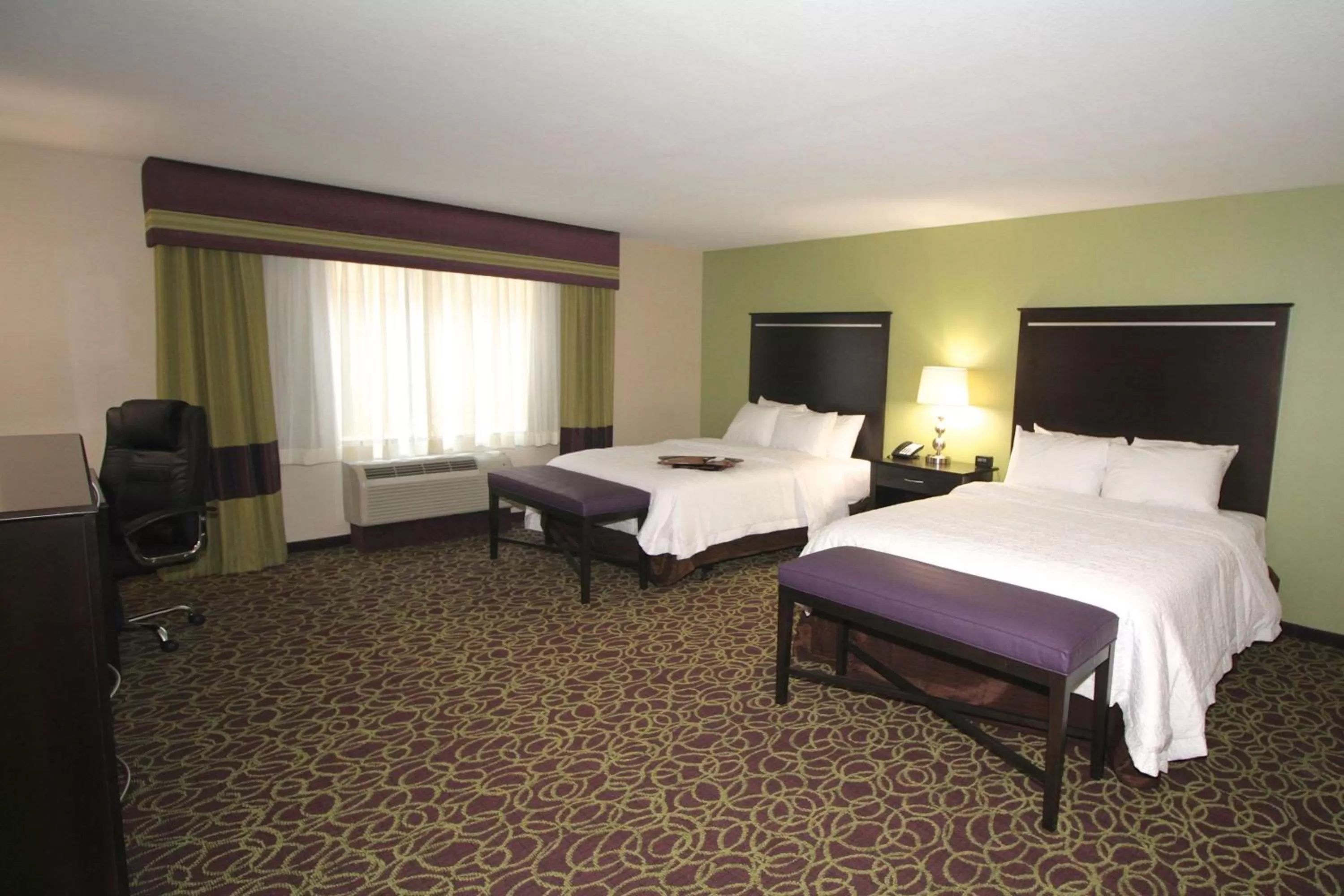 Bed in Hampton Inn and Suites Sandusky/Milan
