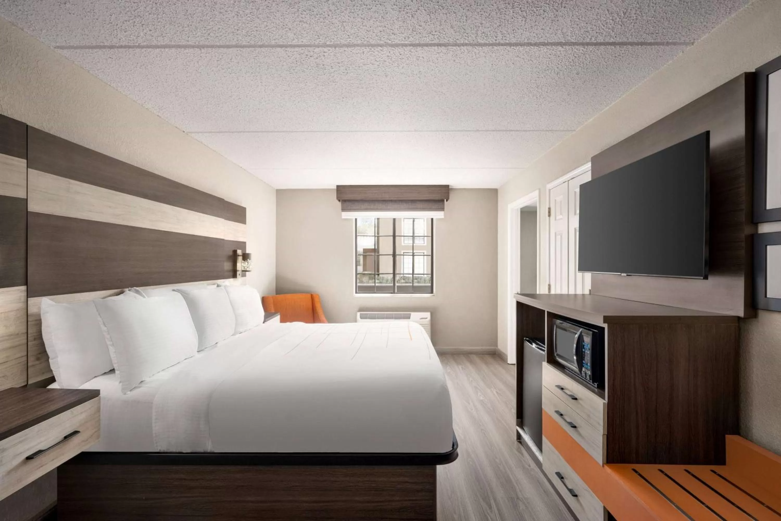 Photo of the whole room, Bed in La Quinta Inn Lexington-Horse Park