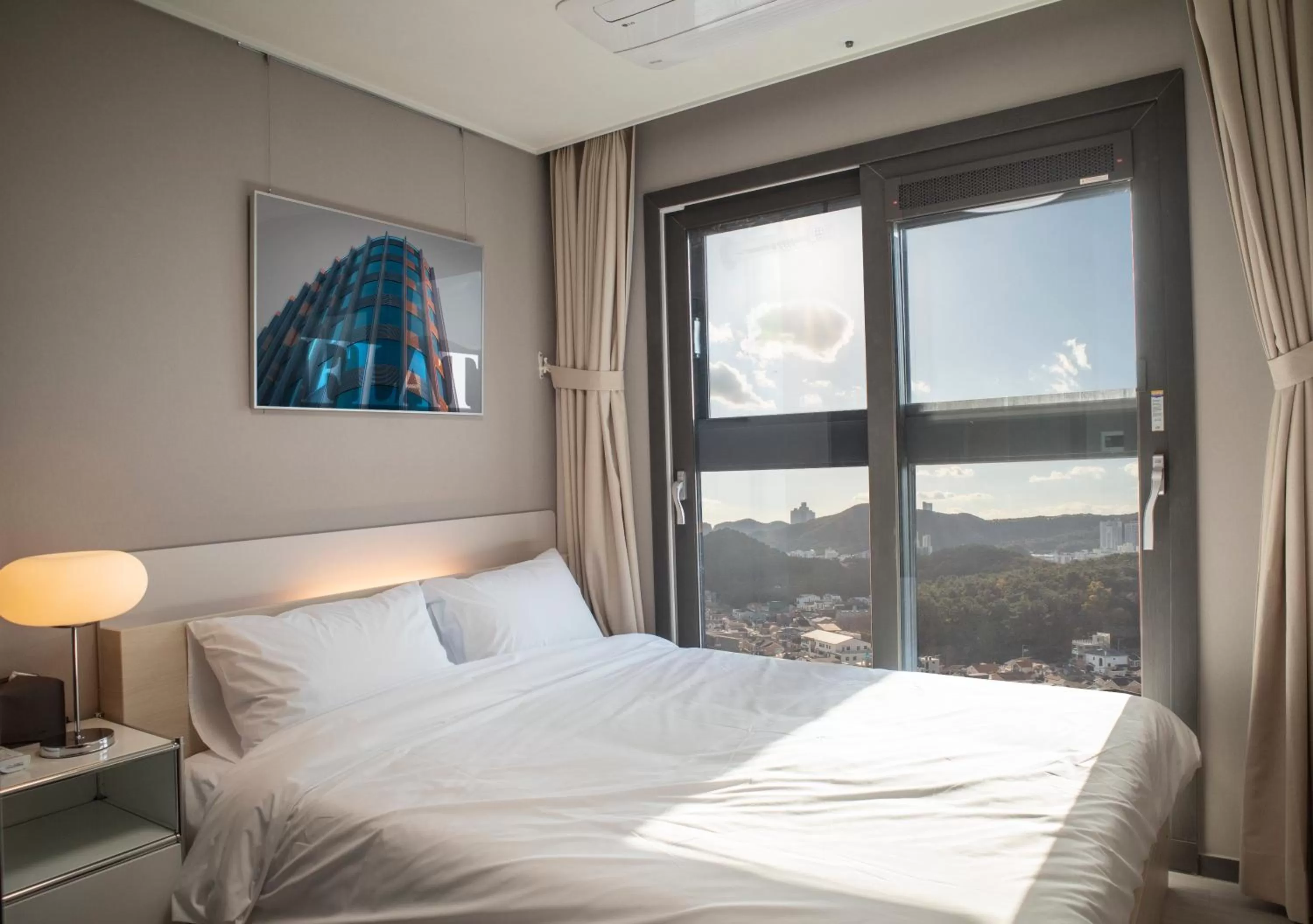 Bed in Y Collection by UH FLAT Osiria