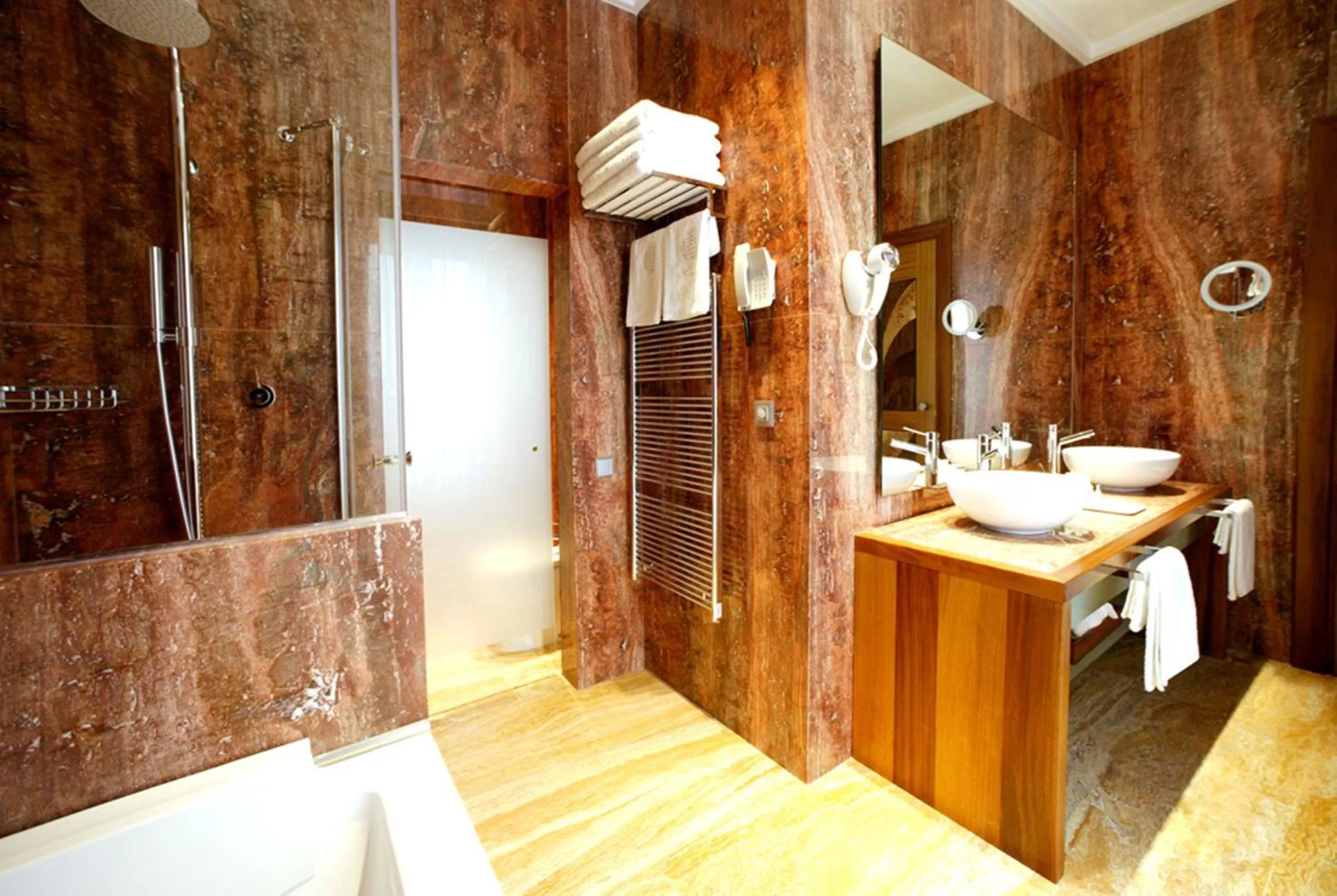 Shower in Mirador de Dalt Vila-Relais & Chateaux