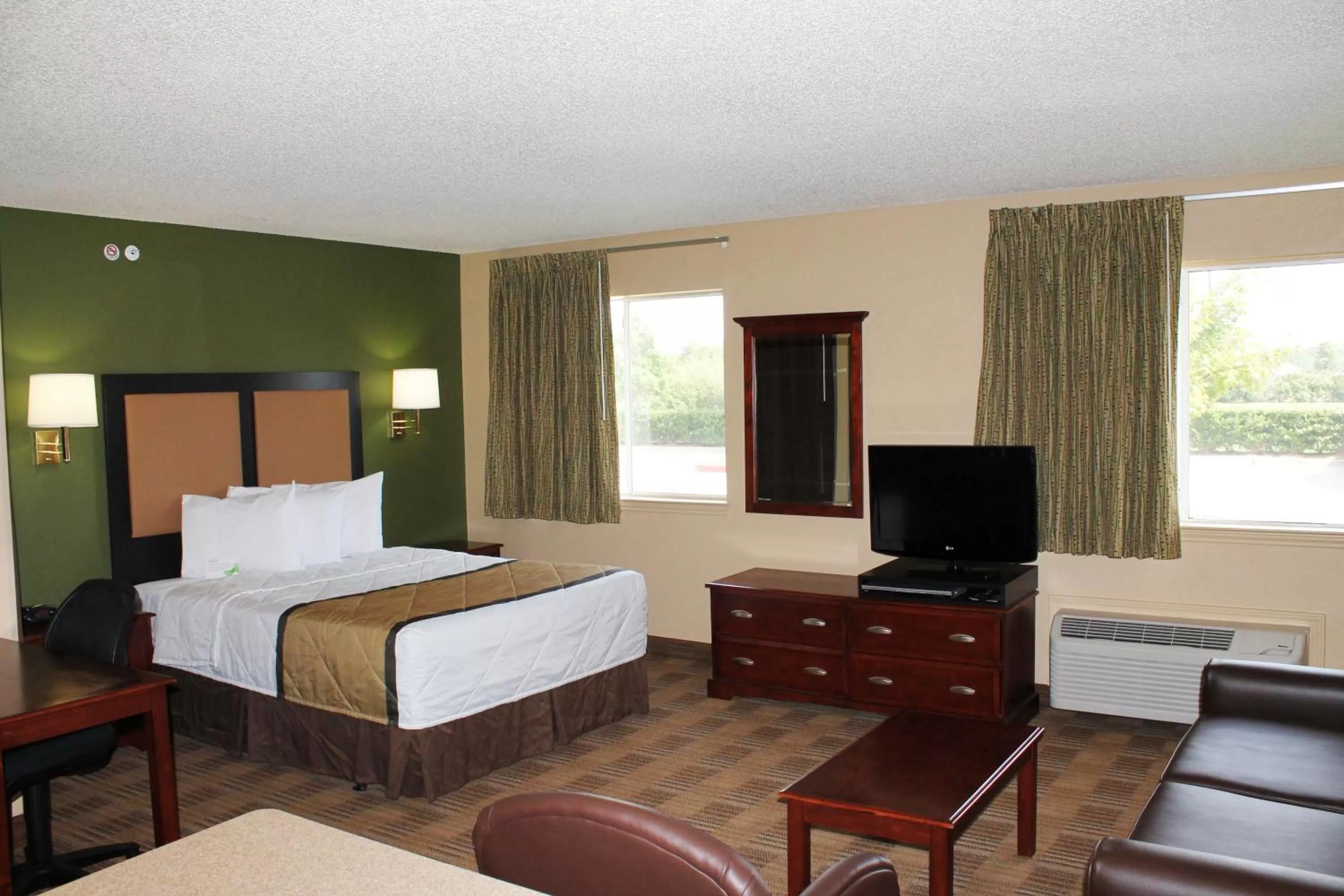 Bed in Extended Stay America Suites - Houston - Katy Freeway - Energy Corridor