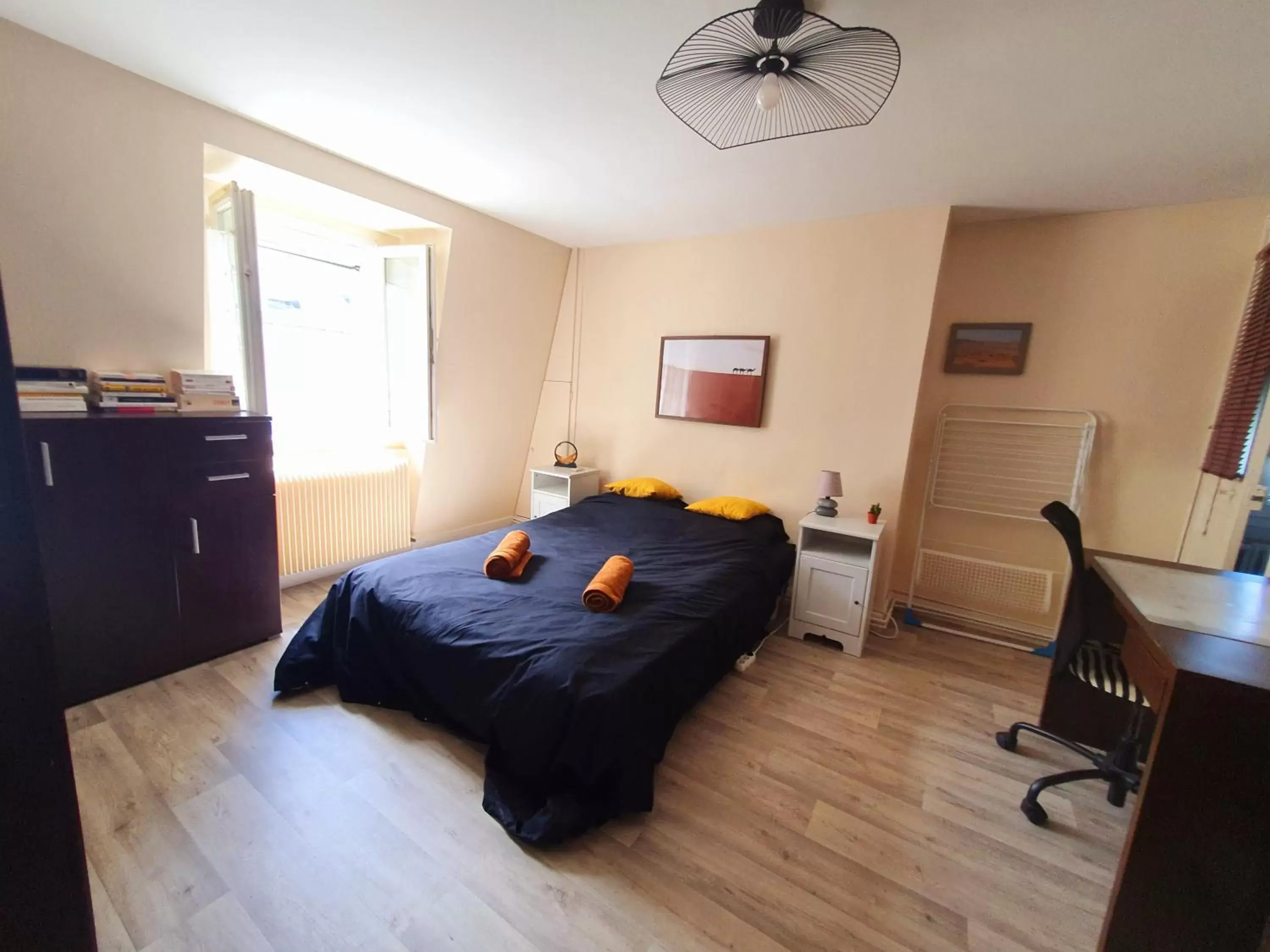 TV/Entertainment Center in Cocon cosy avec SDB privée à Tours centre TV/Entertainment Center in Cocon cosy avec SDB privée à Tours centre