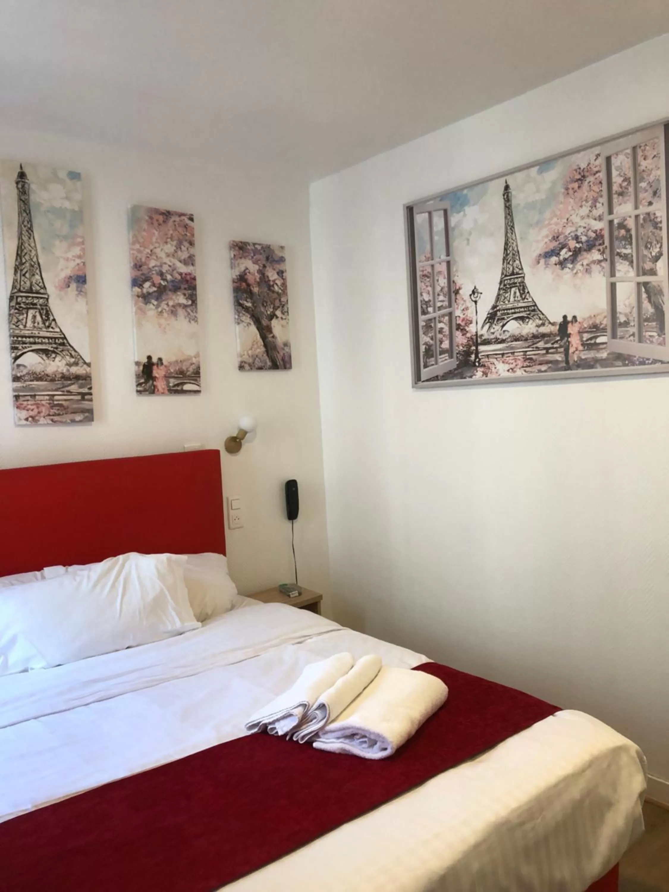 Bed in Hôtel de Bordeaux