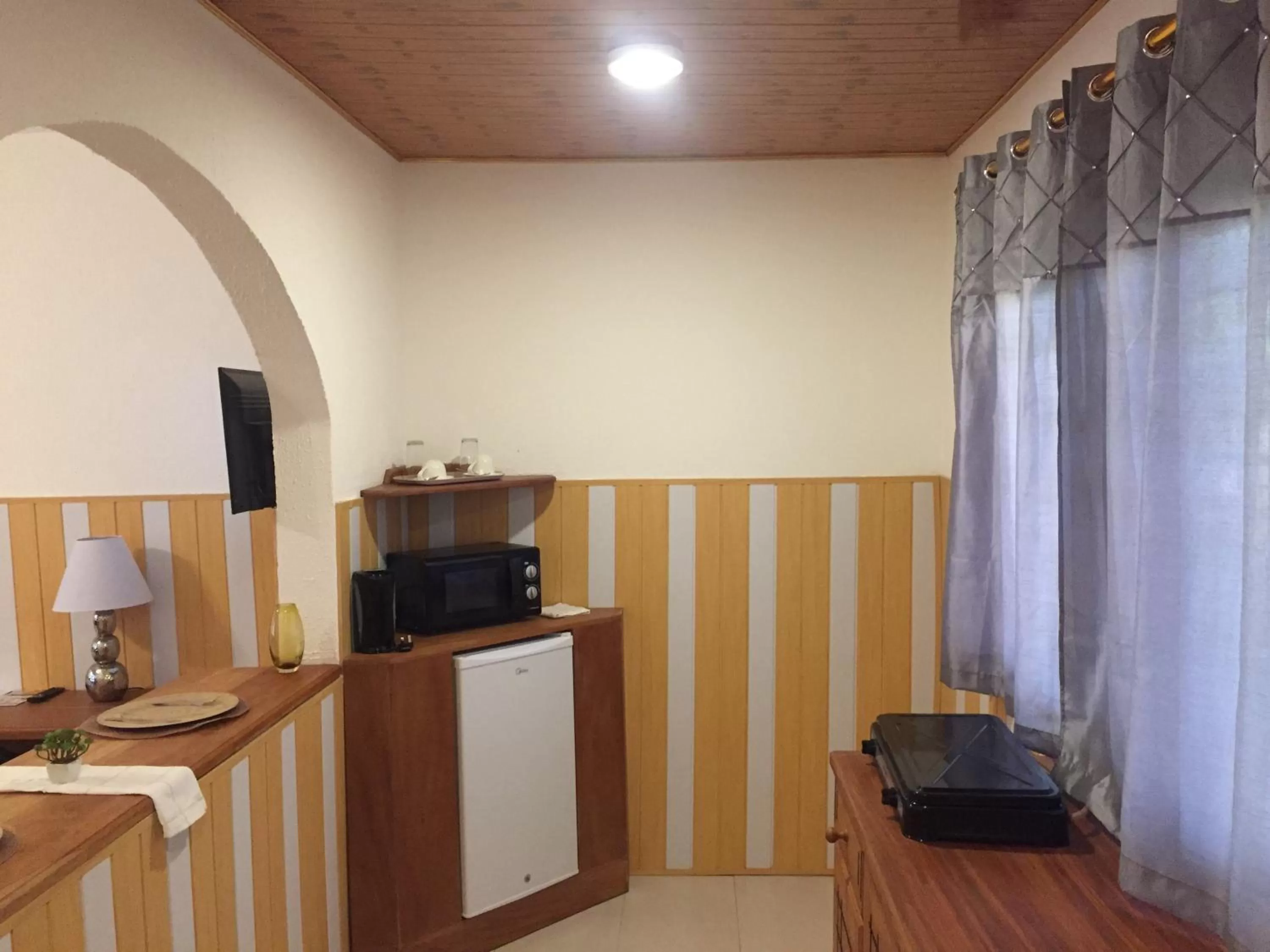 Kitchen or kitchenette, TV/Entertainment Center in Hans Cottage Botel