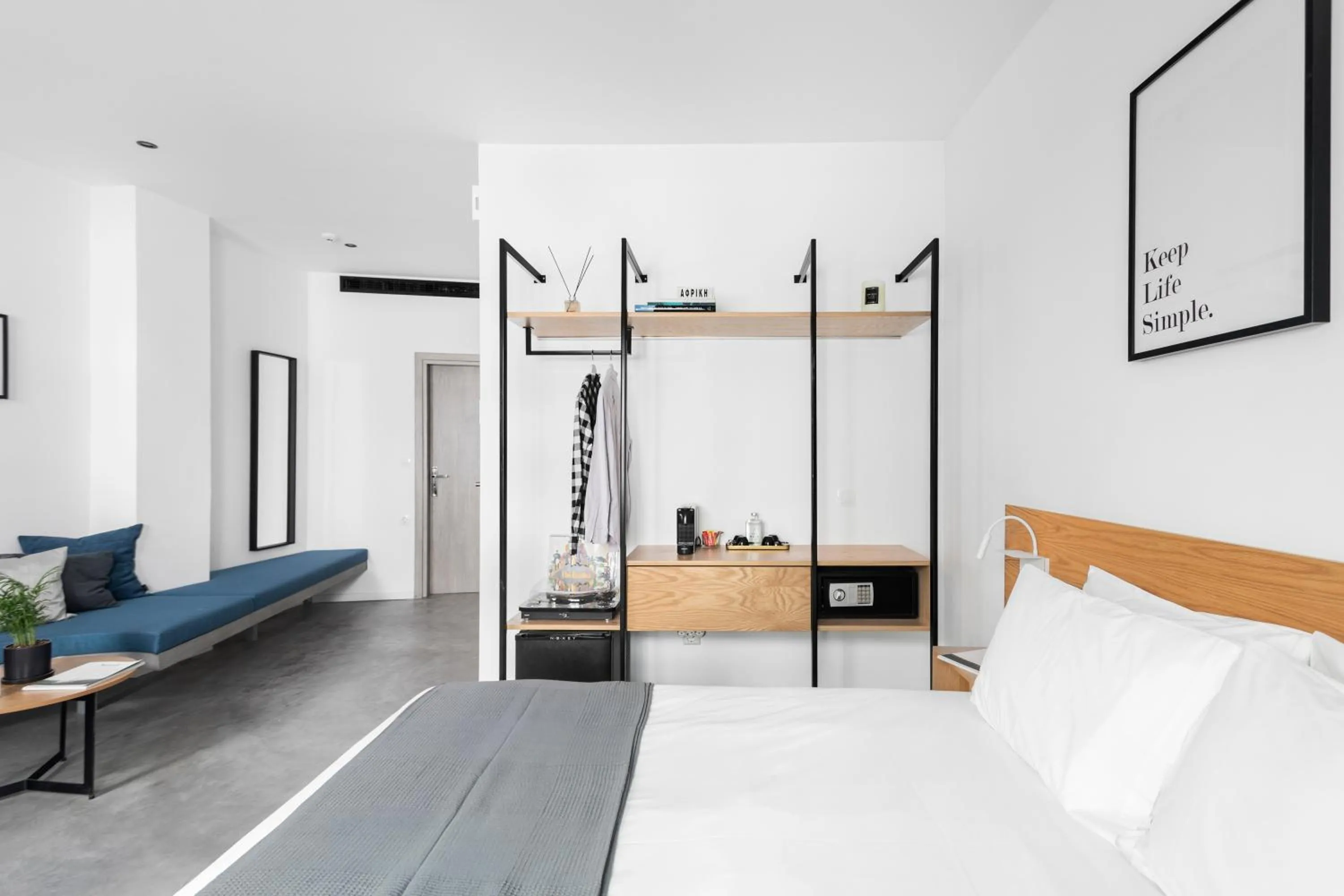 Photo of the whole room, Bed in Melo Athens