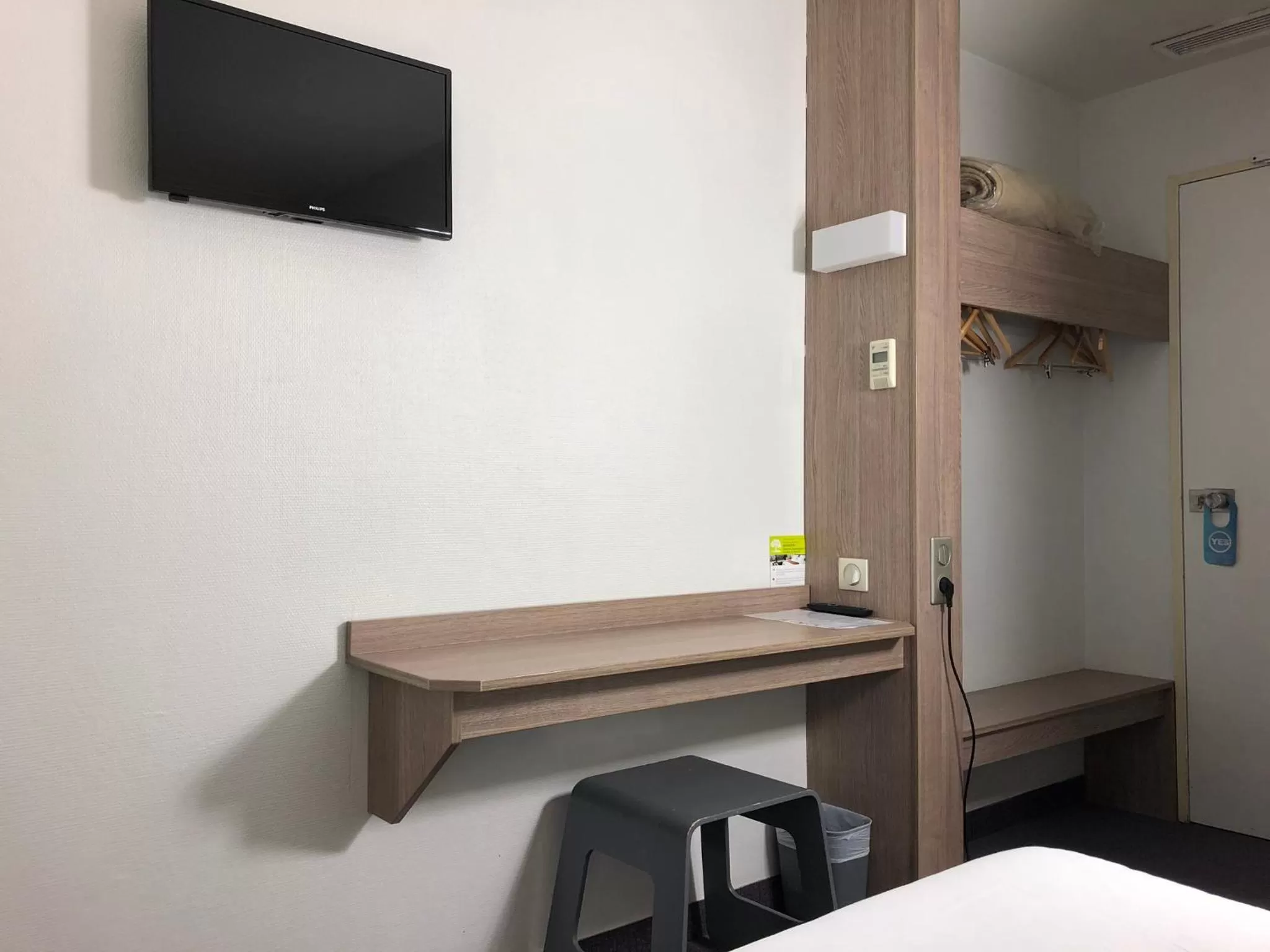 Bedroom, Bed in HALT HOTEL - Choisissez l'Hôtellerie Indépendante