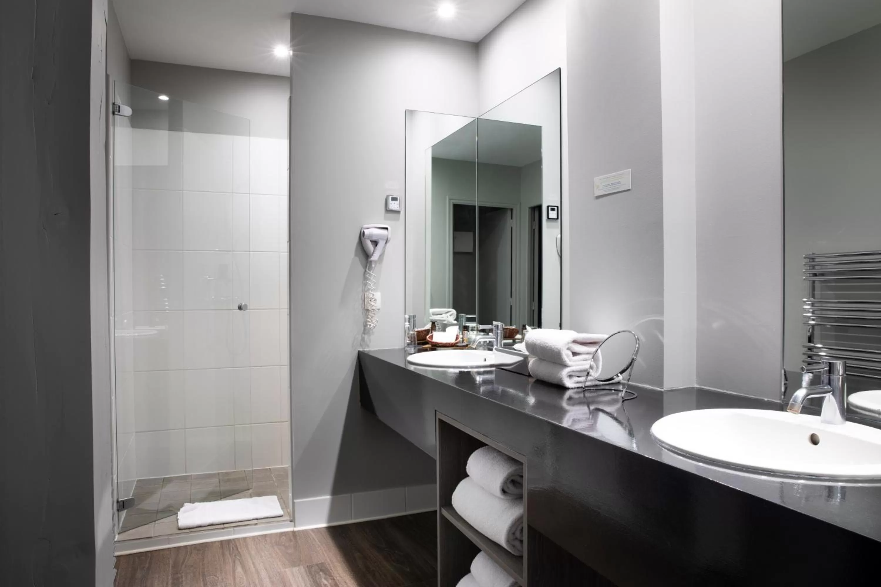 Shower in Le Mans Country Club