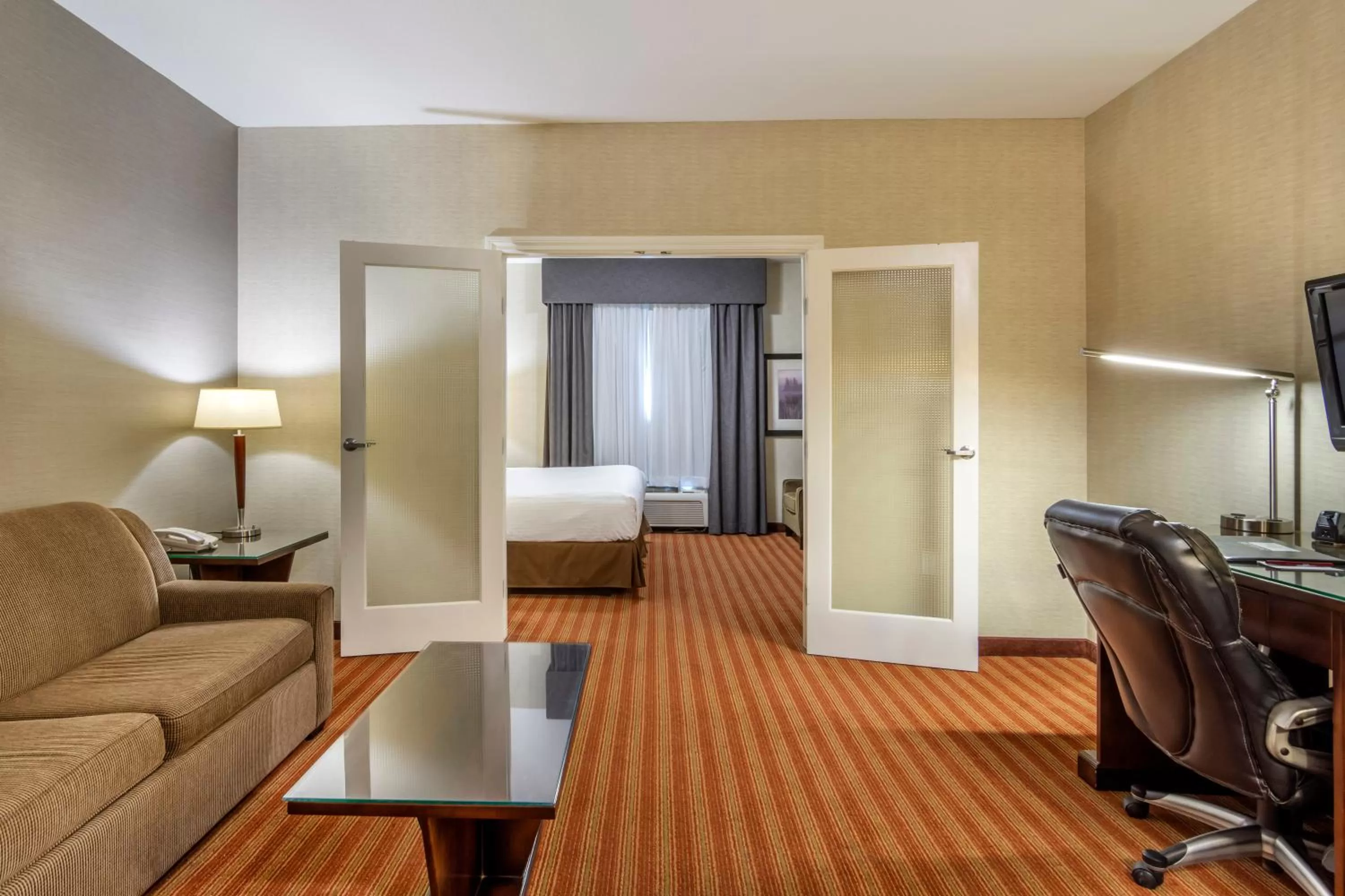 Living room in Devonian Hotel and Suites