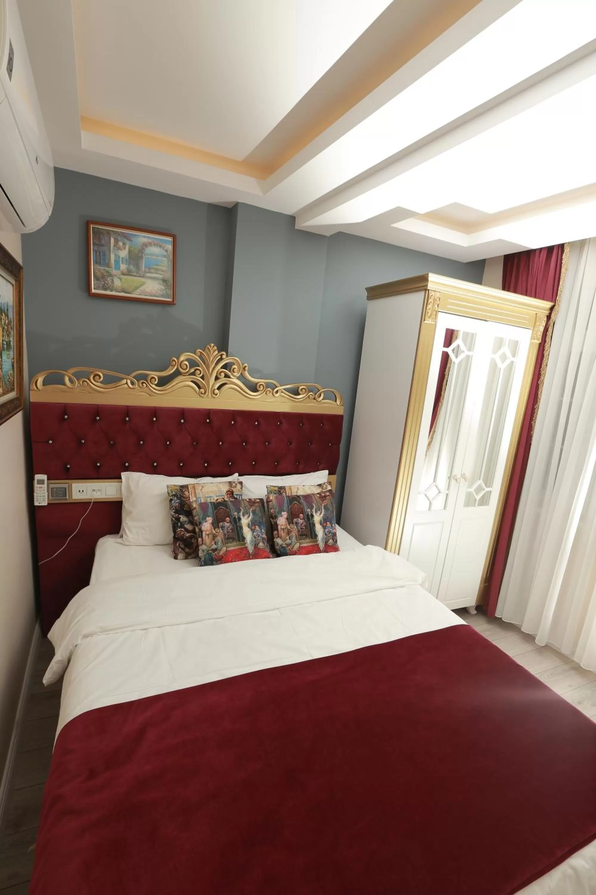 Street view, Bed in Constantinopolis Hotel