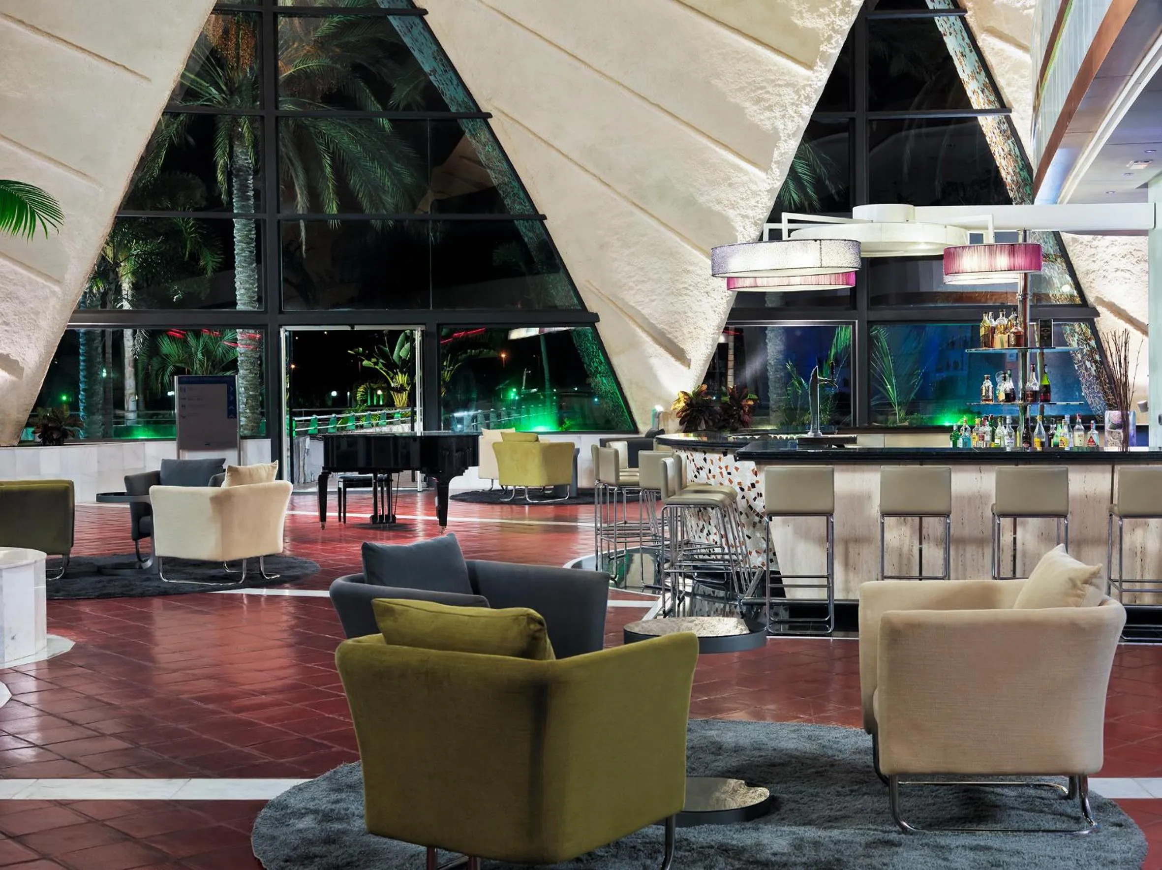 Lounge or bar in H10 Playa Meloneras Horizons Collection