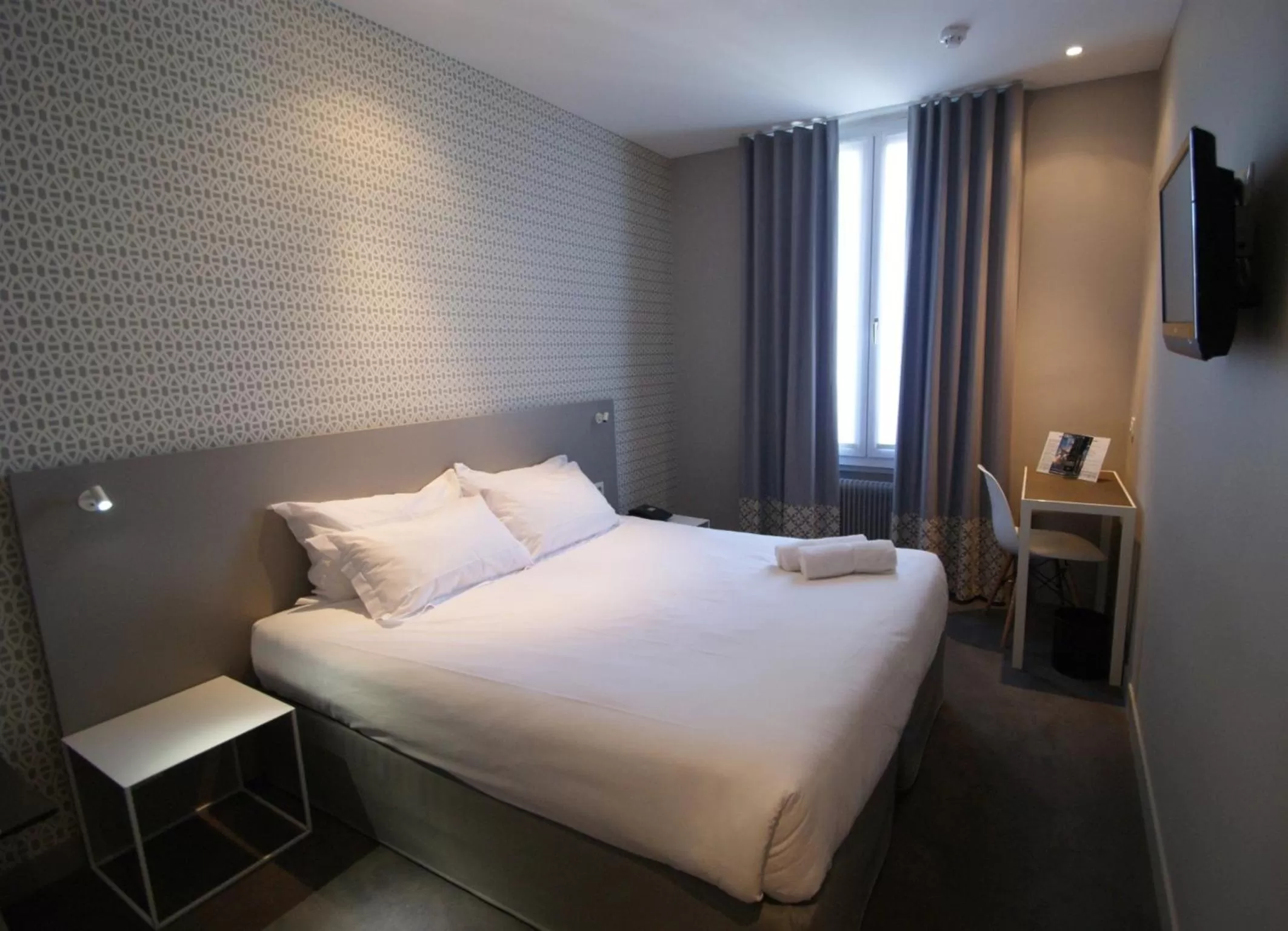 TV and multimedia, Bed in Parici Hôtel Boulogne Billancourt