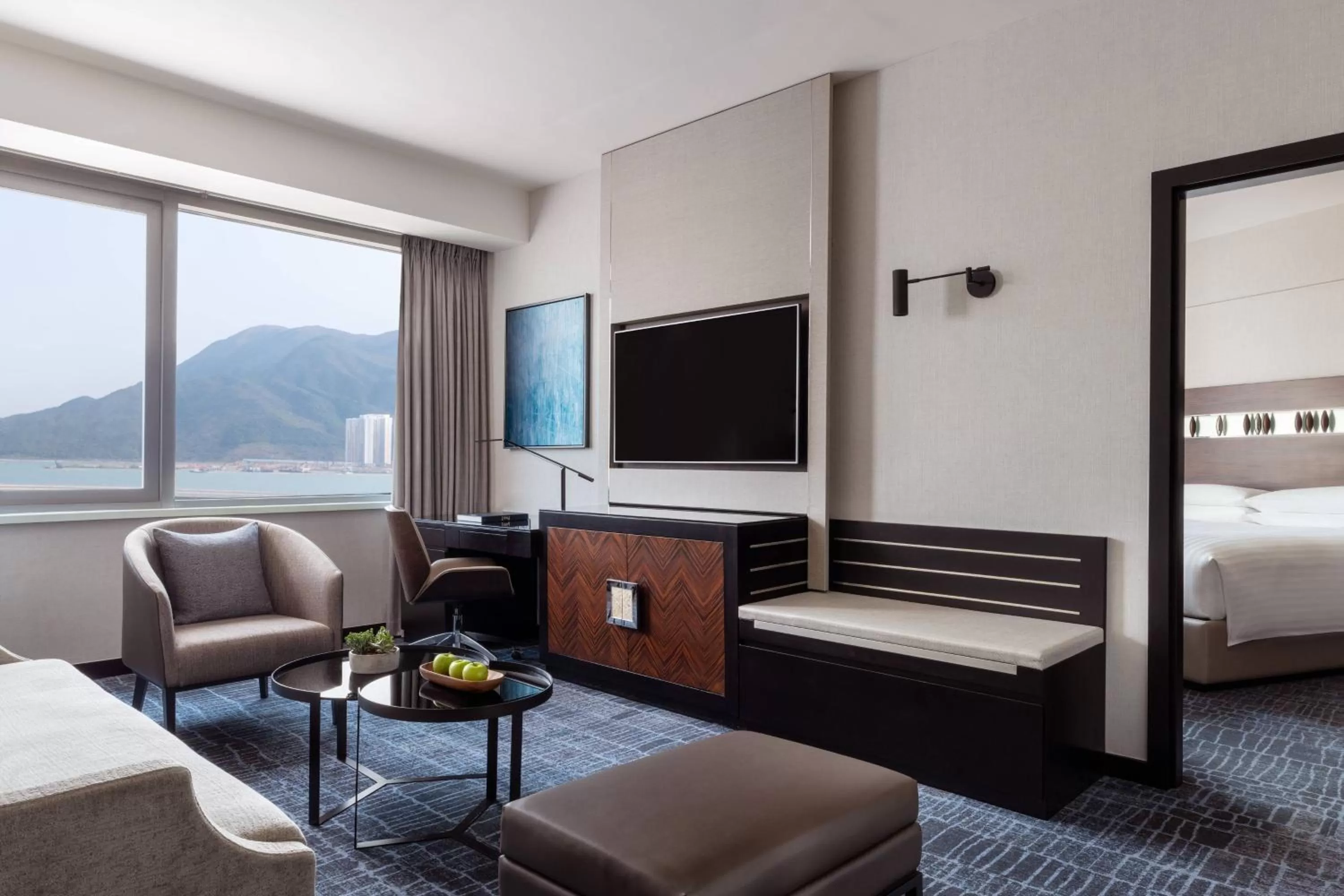Living room, Bed in Hong Kong SkyCity Marriott Hotel