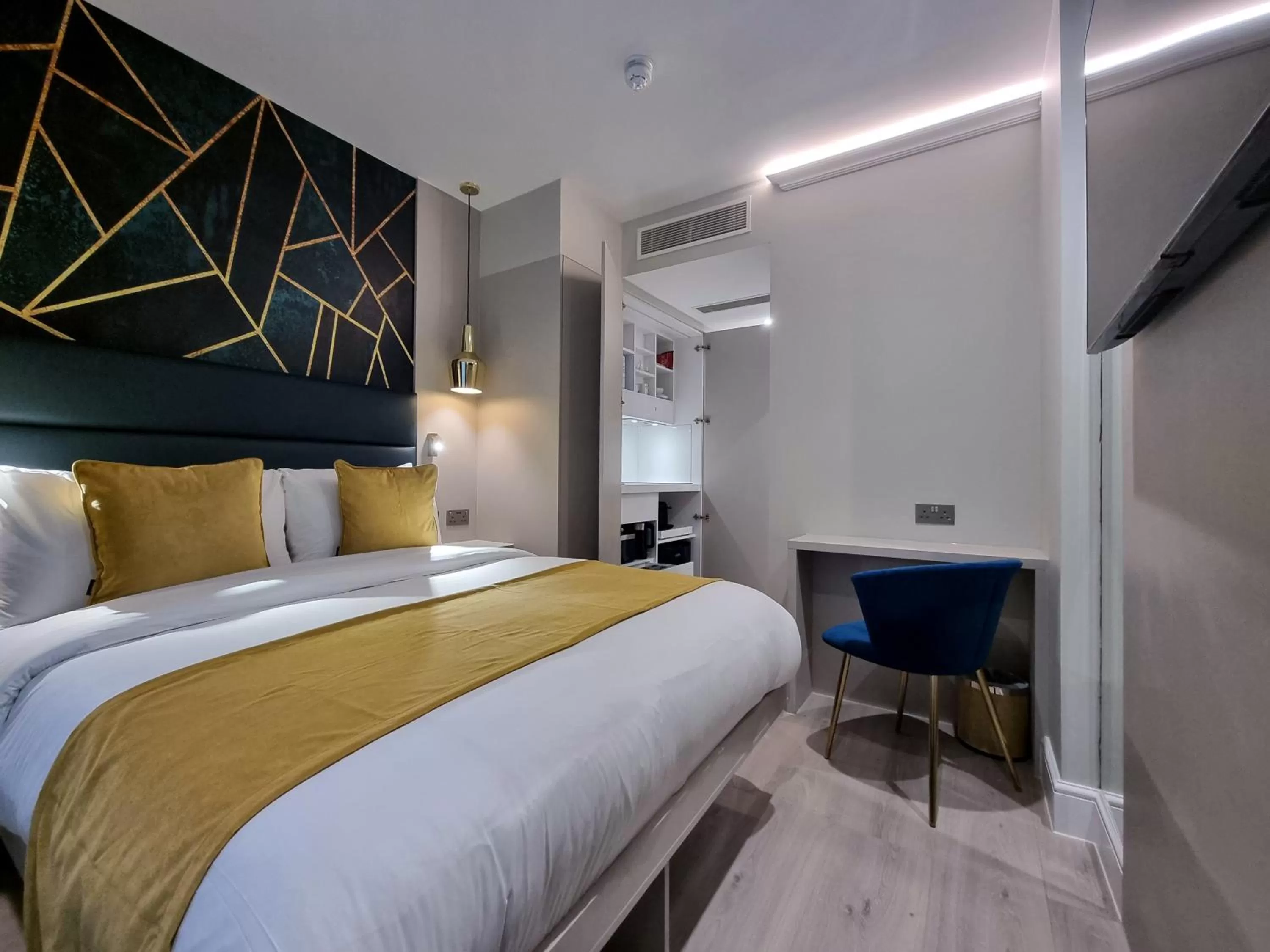 Bedroom, Bed in NOX Kensington Gardens