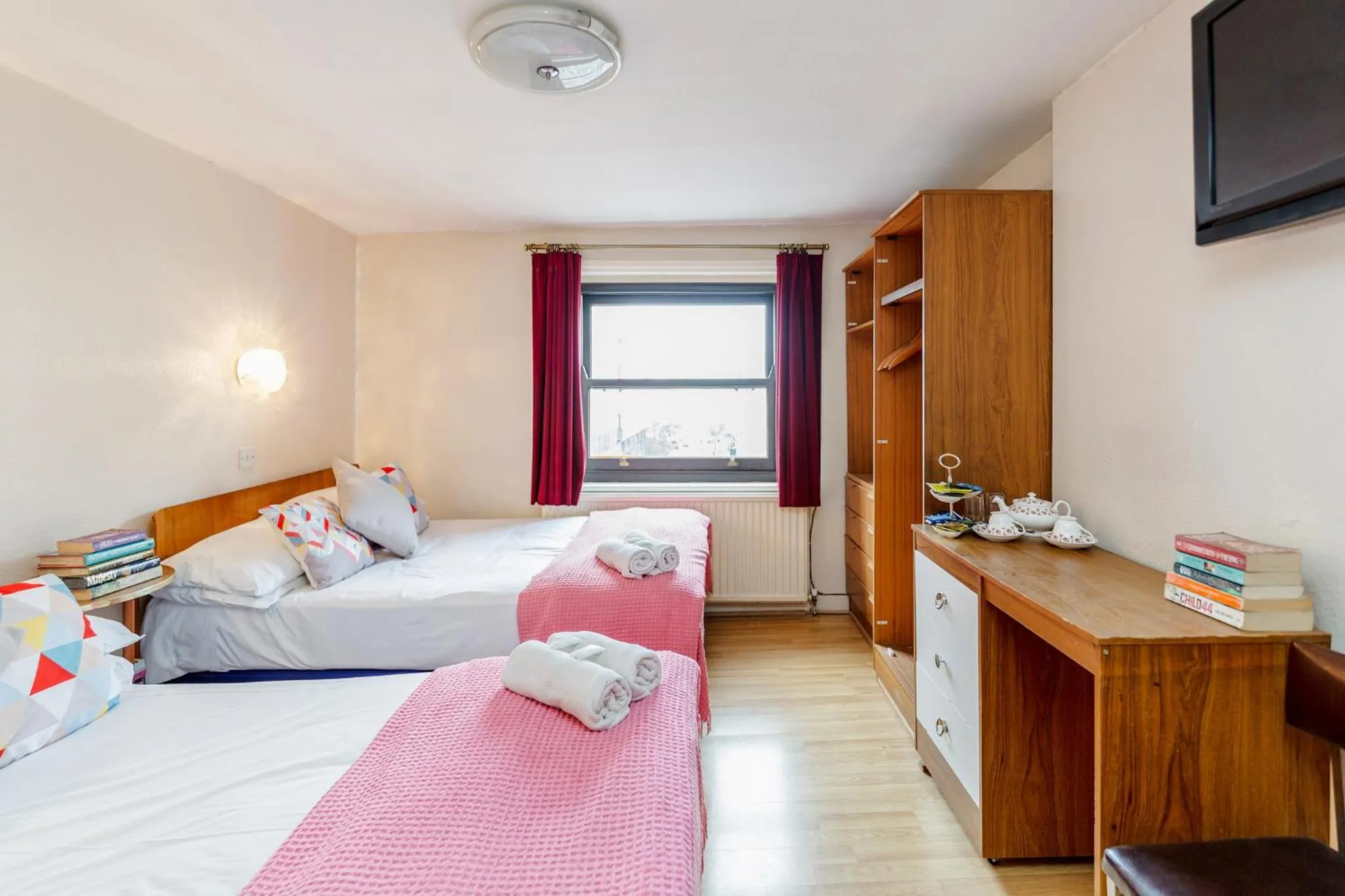 Photo of the whole room, Bed in Russell Square Hotel