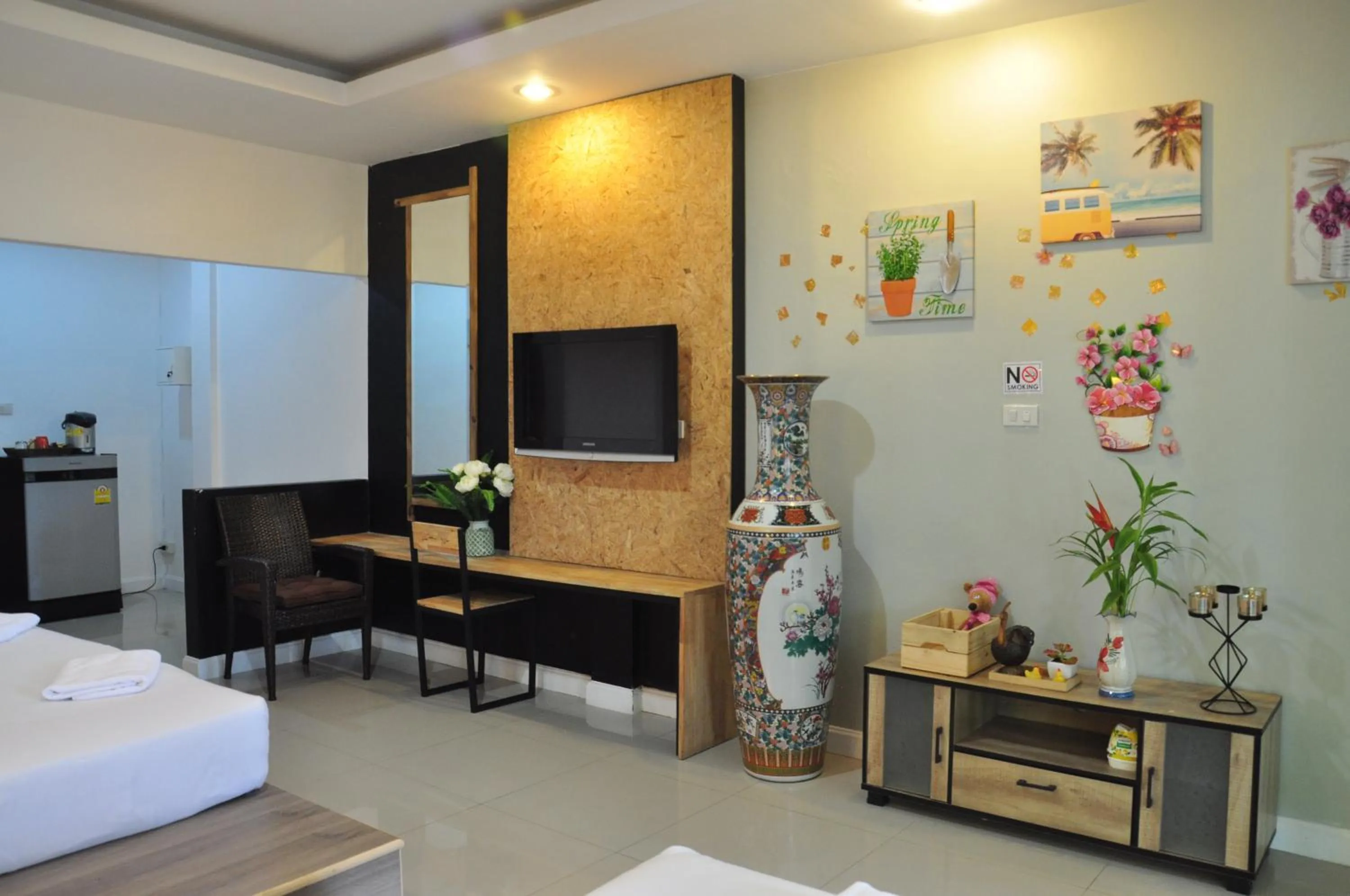 Photo of the whole room, Bed in Eat n Sleep