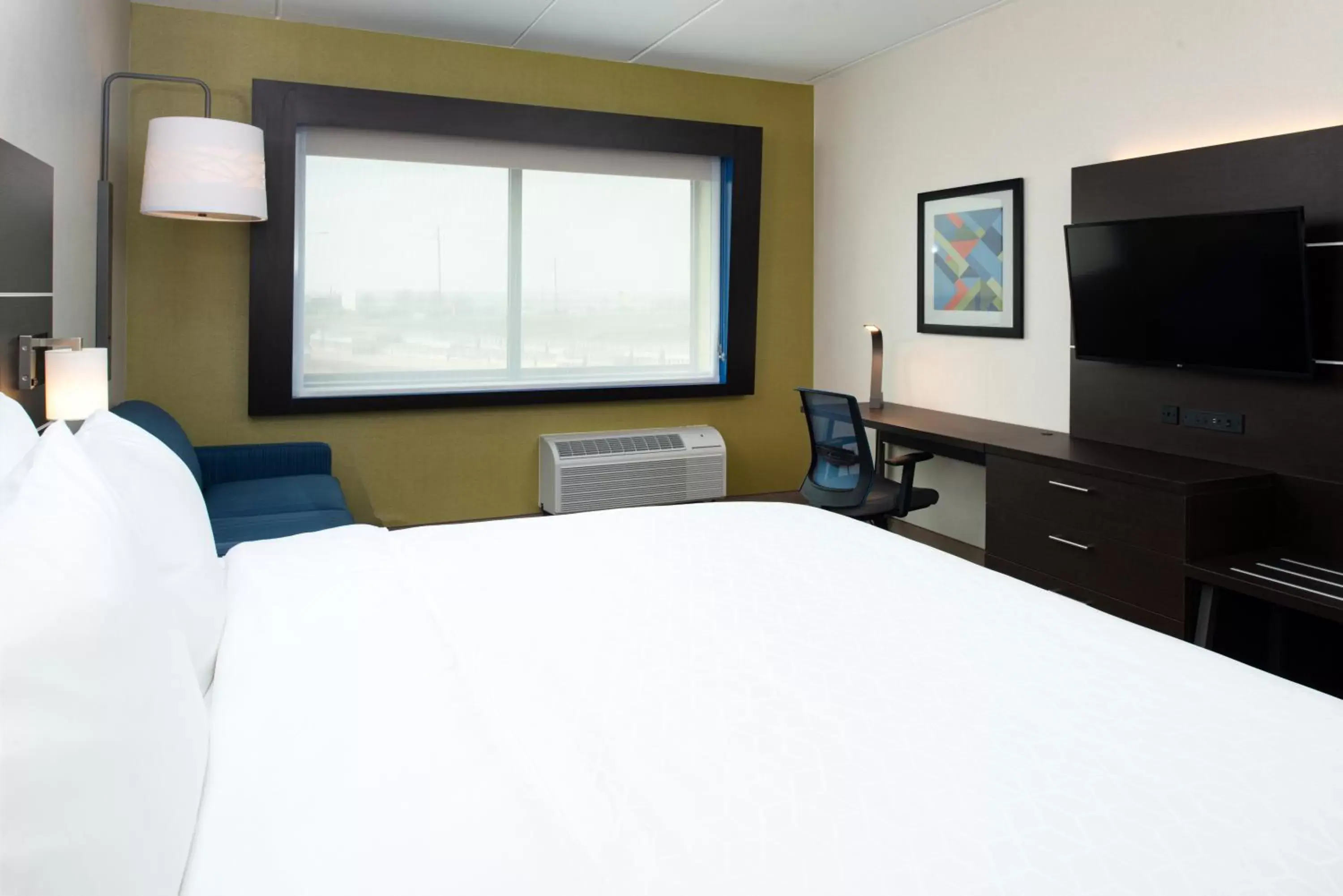 King Room - Hearing Accessible - Non-Smoking in Holiday Inn Express & Suites - Romeoville - Joliet North by IHG King Room - Hearing Accessible - Non-Smoking in Holiday Inn Express & Suites - Romeoville - Joliet North by IHG