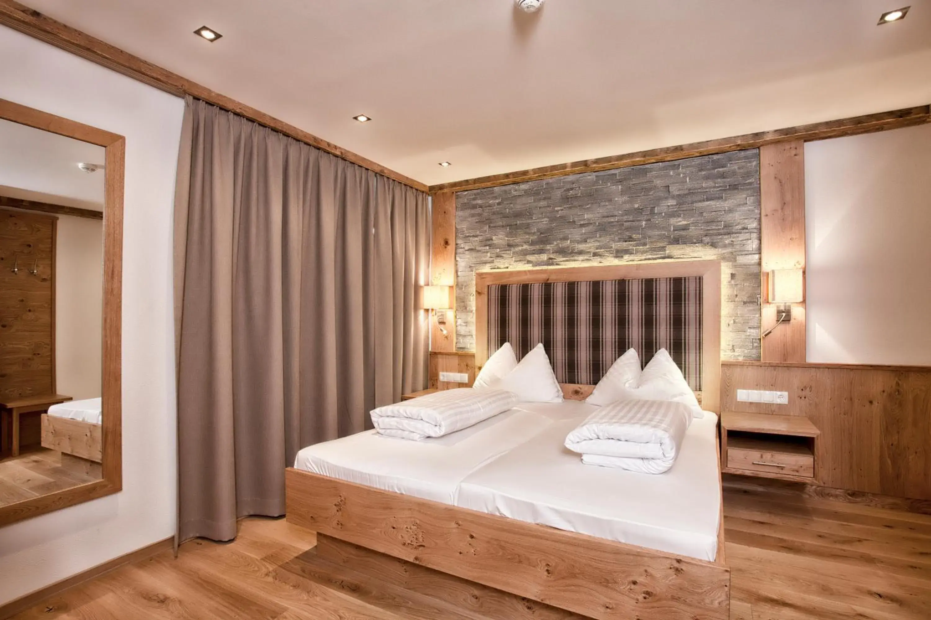 Family Suite with Balcony - single occupancy in Hotel & Appartements Heigenhauser Family Suite with Balcony - single occupancy in Hotel & Appartements Heigenhauser