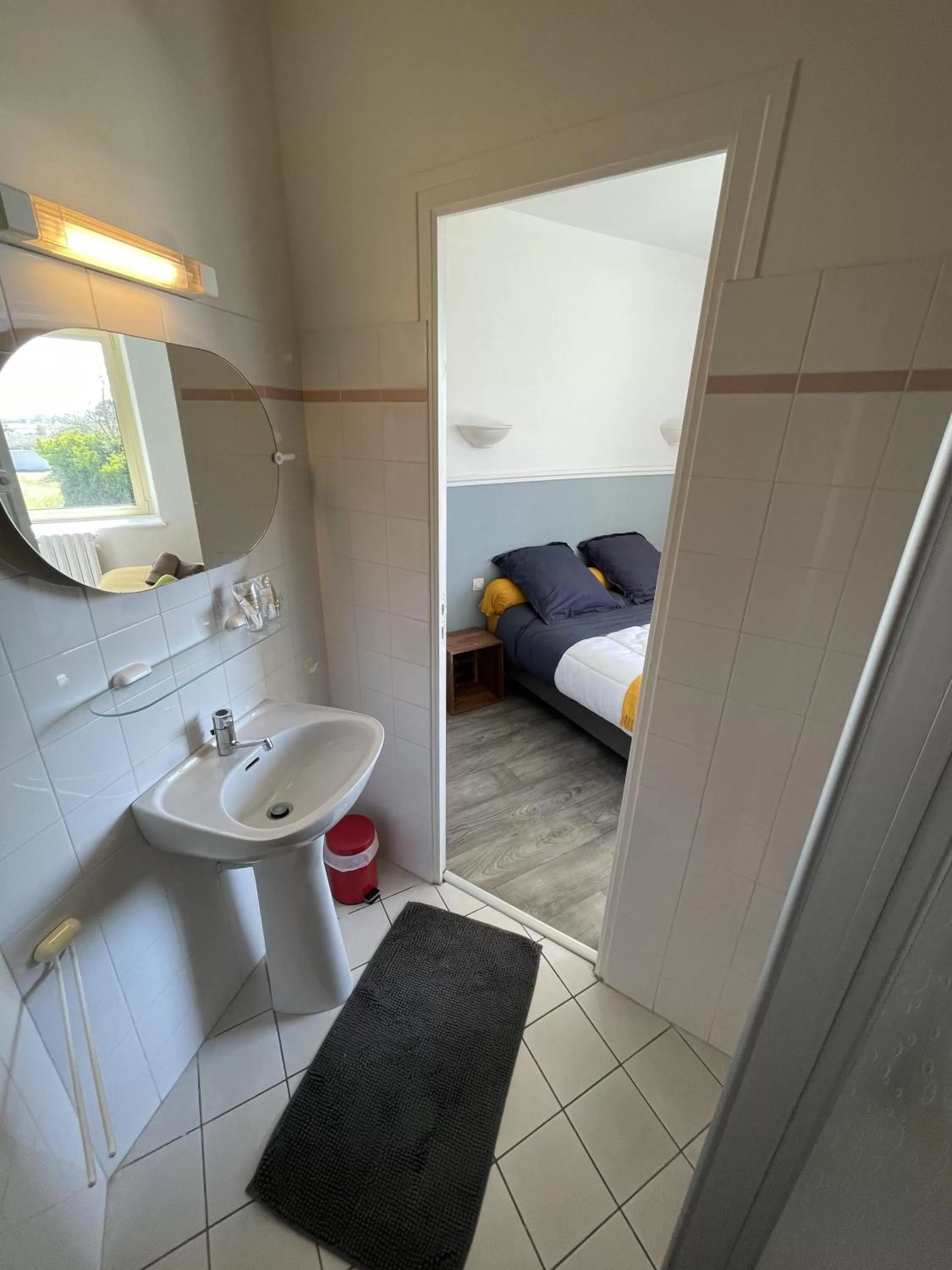 Bathroom, Bed in TREAS GLAZ