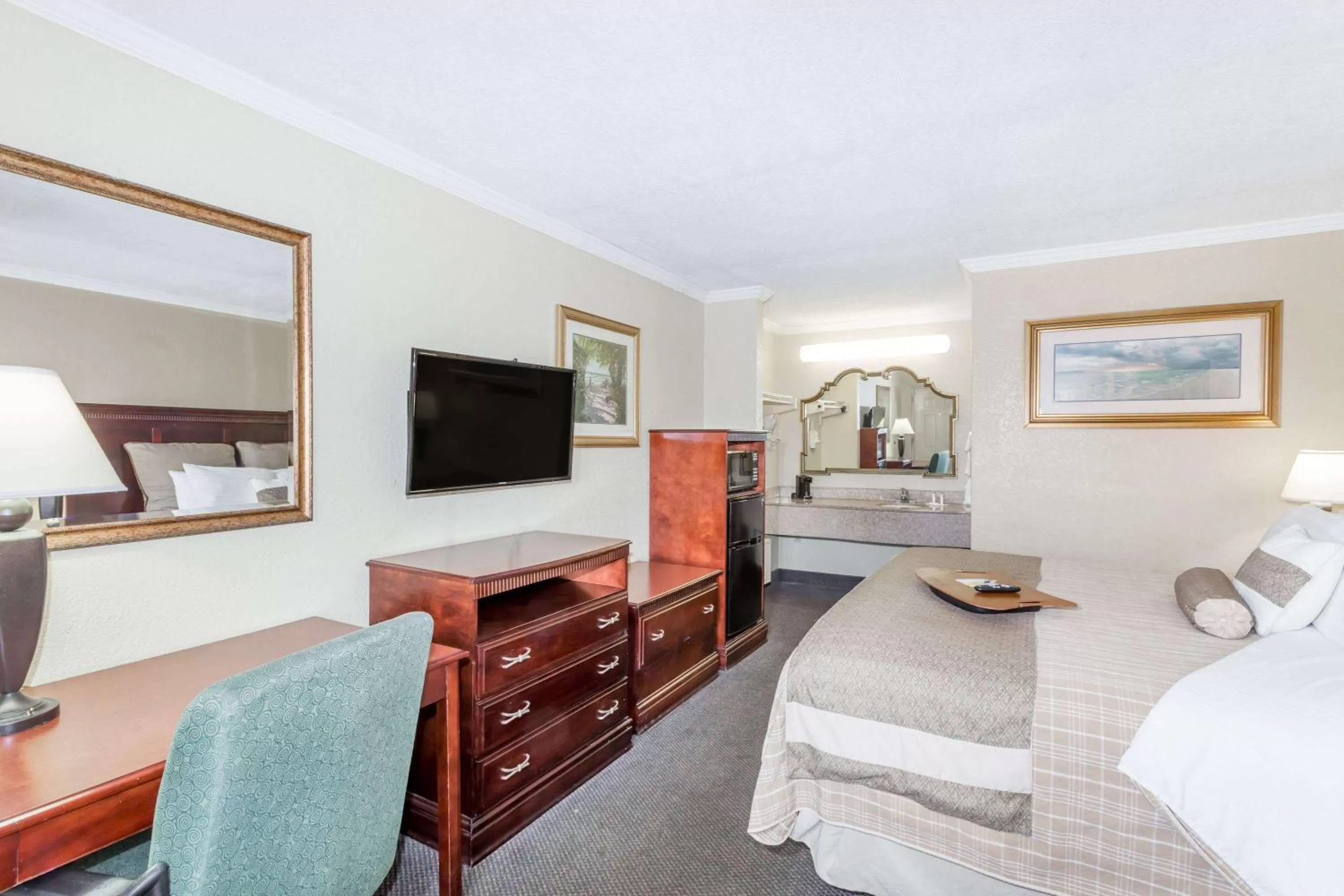 Photo of the whole room, Bed in Days Inn by Wyndham Destin