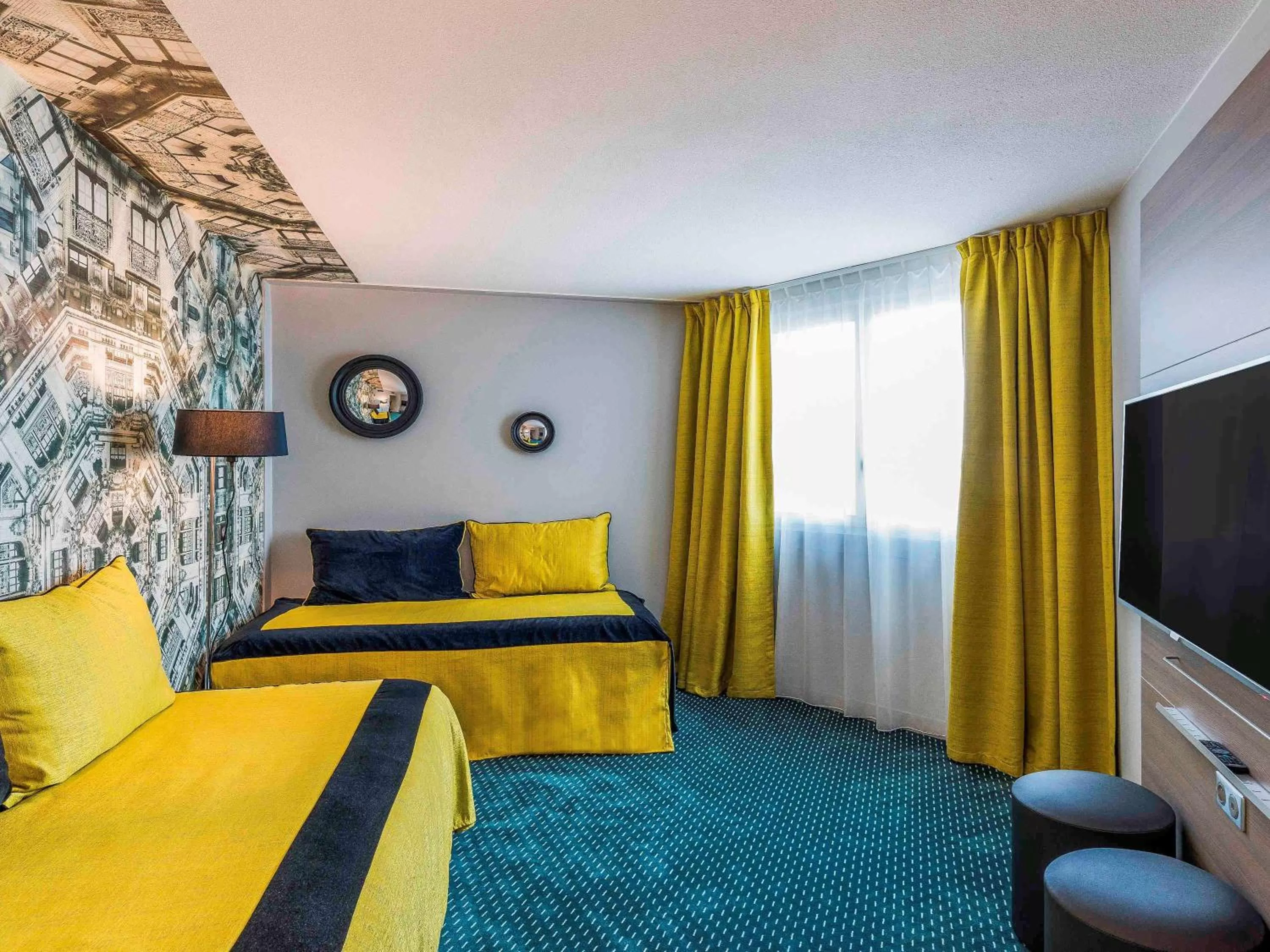 Photo of the whole room, Bed in Mercure Paris Roissy CDG