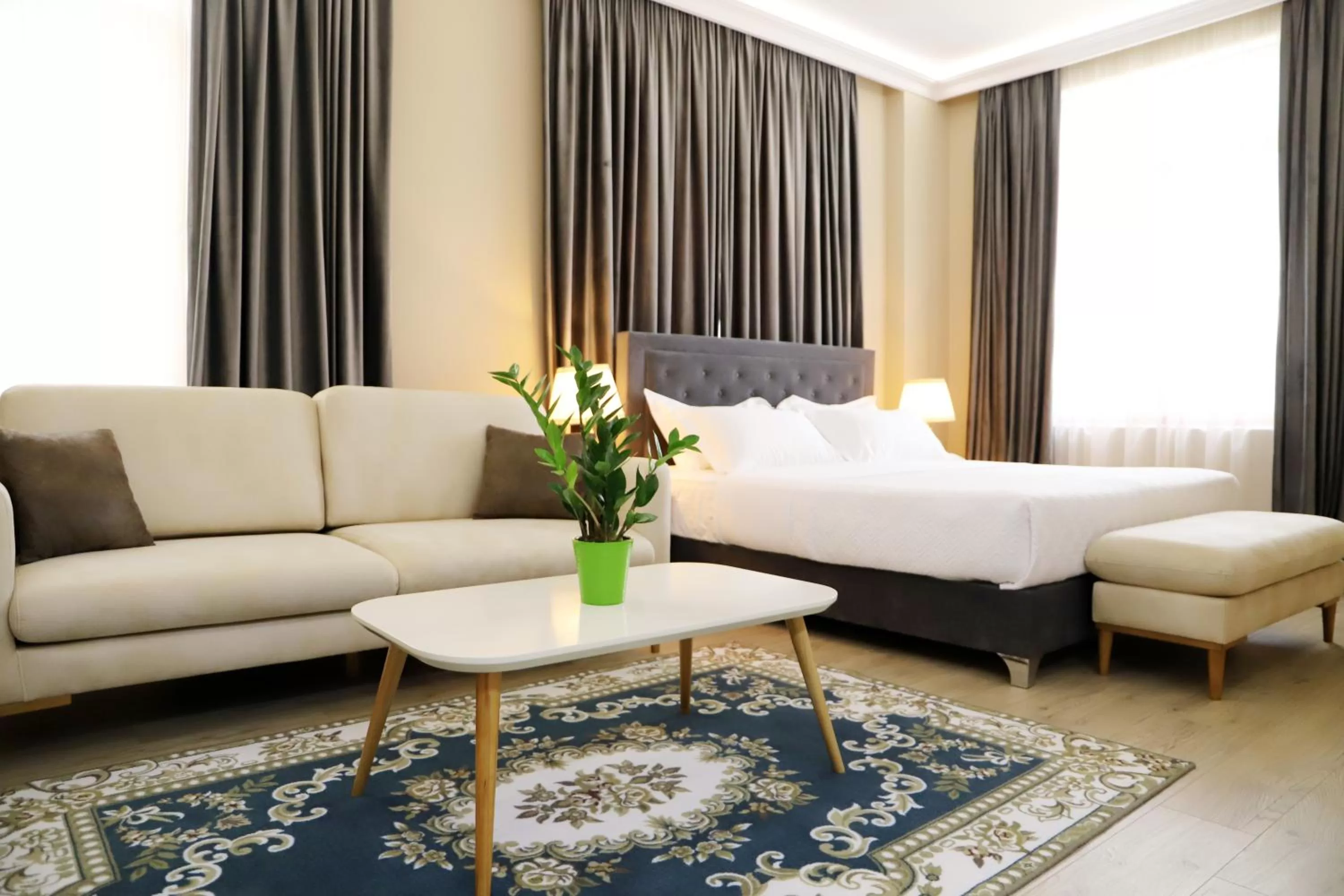 Seating area, Bed in Hotel Colombo