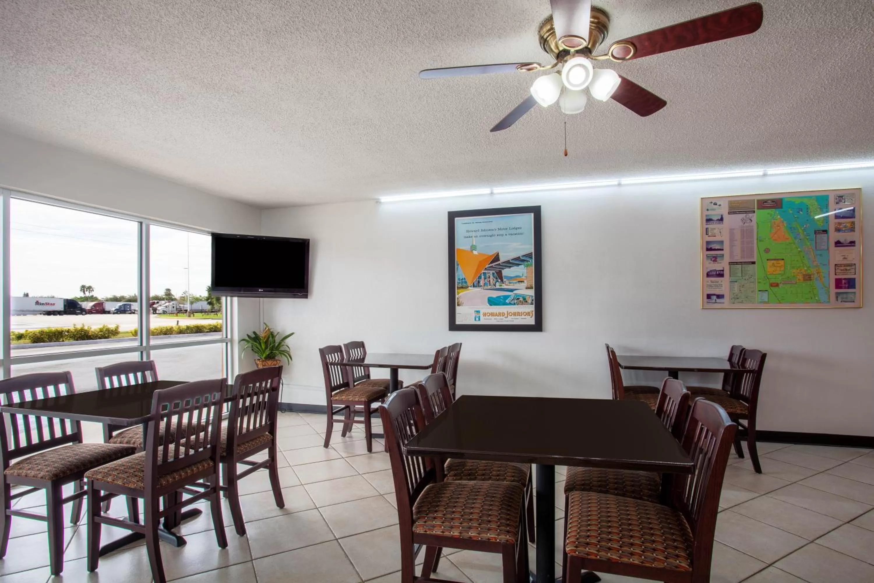 Dining area in Howard Johnson by Wyndham Vero Beach/I-95