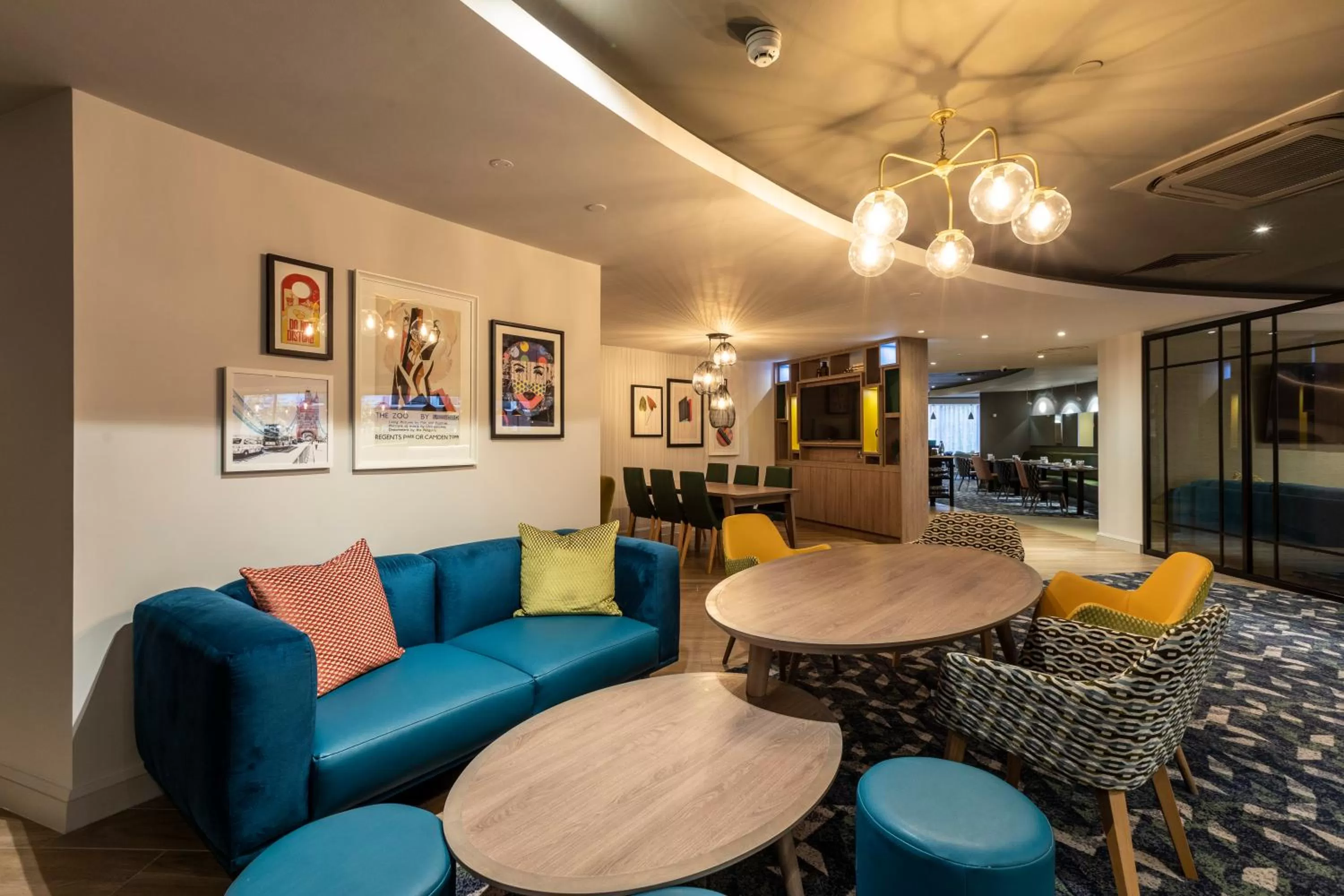 Lounge or bar in Holiday Inn London - Regent's Park by IHG