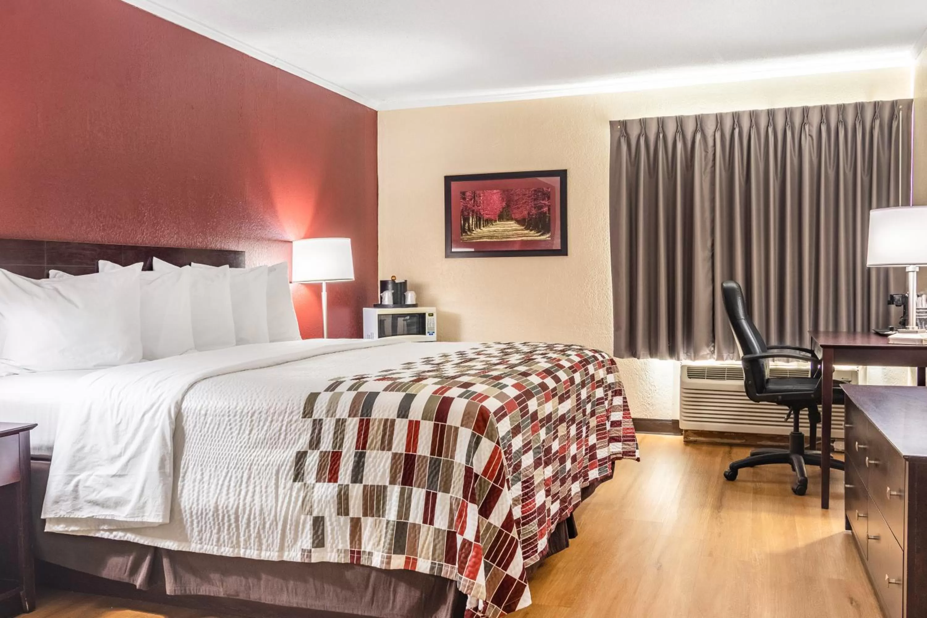 Photo of the whole room, Bed in Red Roof Inn Ashtabula - Austinburg