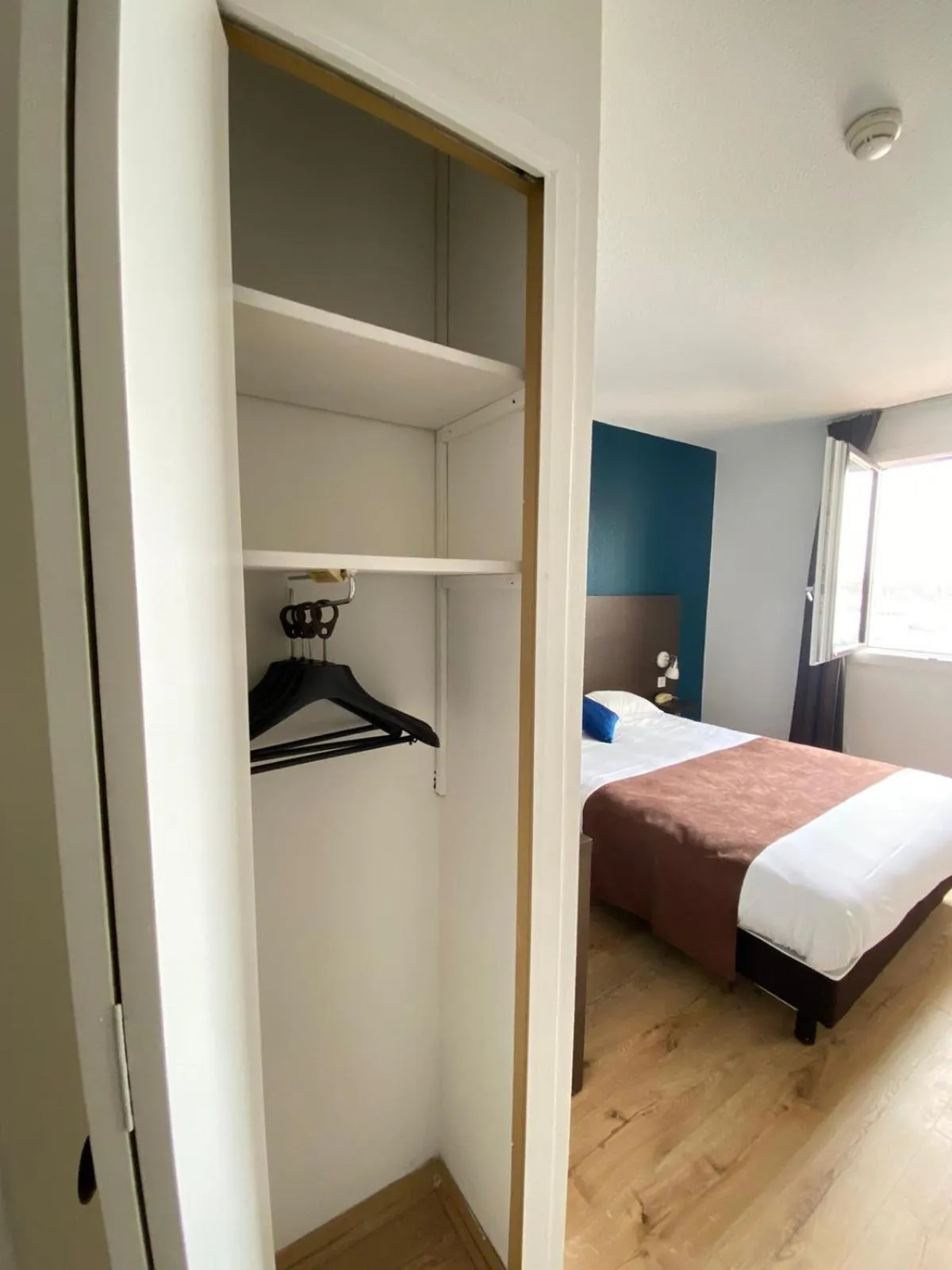 Photo of the whole room, Bed in Contact Hôtel des États-Unis