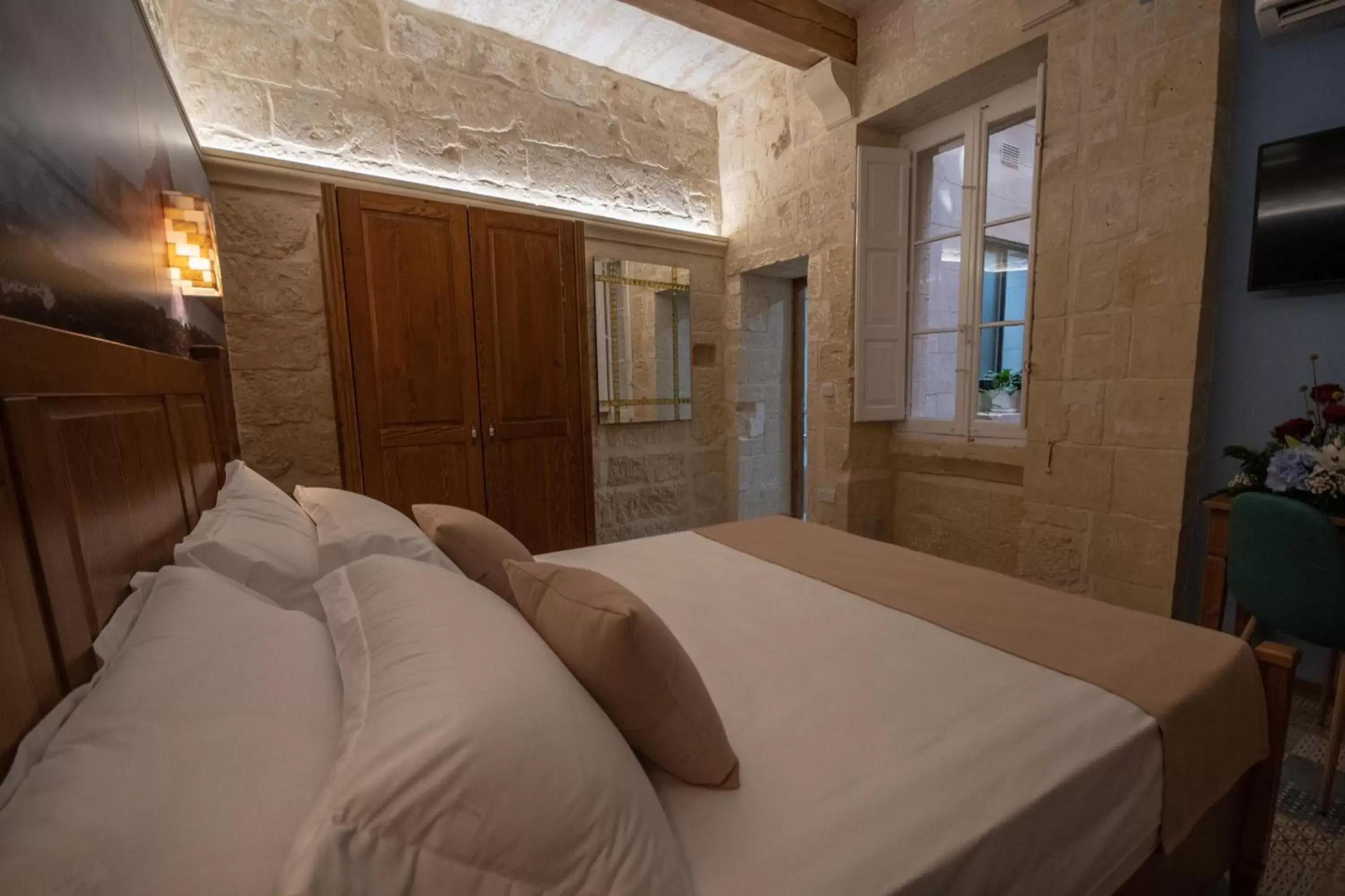 Queen Room in 39 St. George Queen Room in 39 St. George