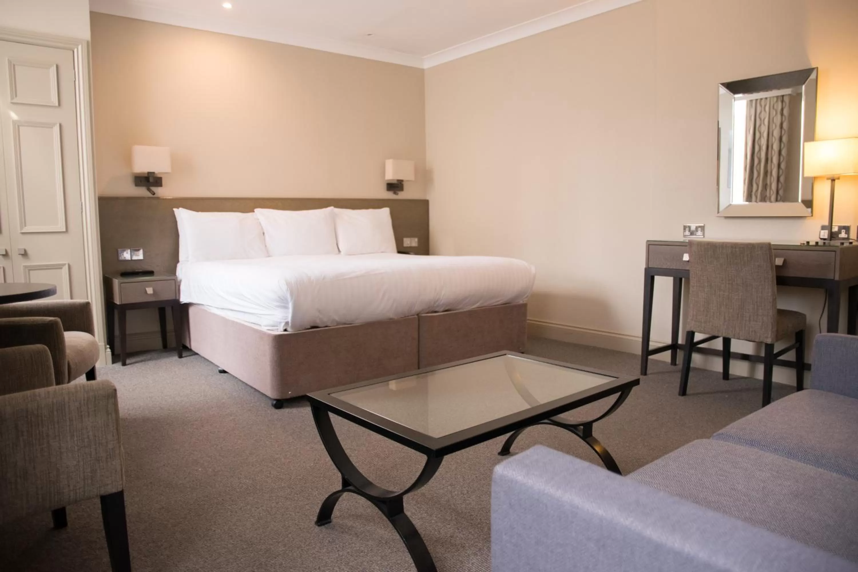 TV and multimedia, Bed in Crown & Mitre Hotel