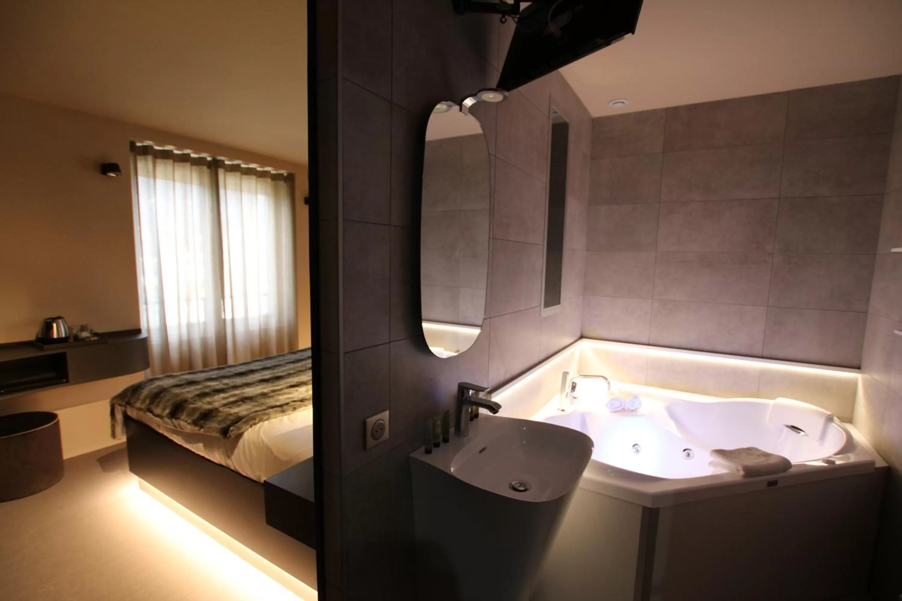 Photo of the whole room, Bed in Les Loges Du Parc