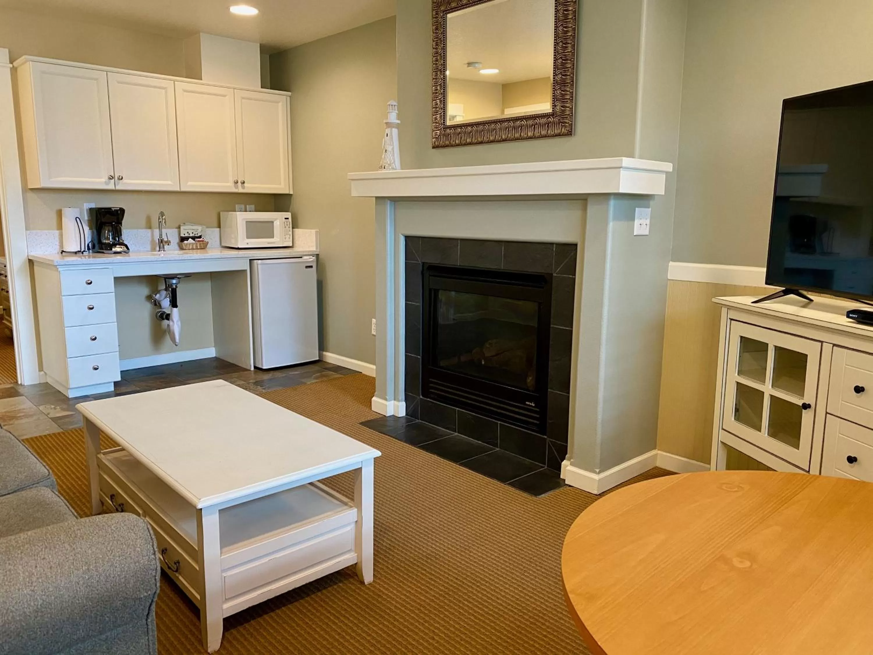 Living room, Kitchen/Kitchenette in Lighthouse Inn