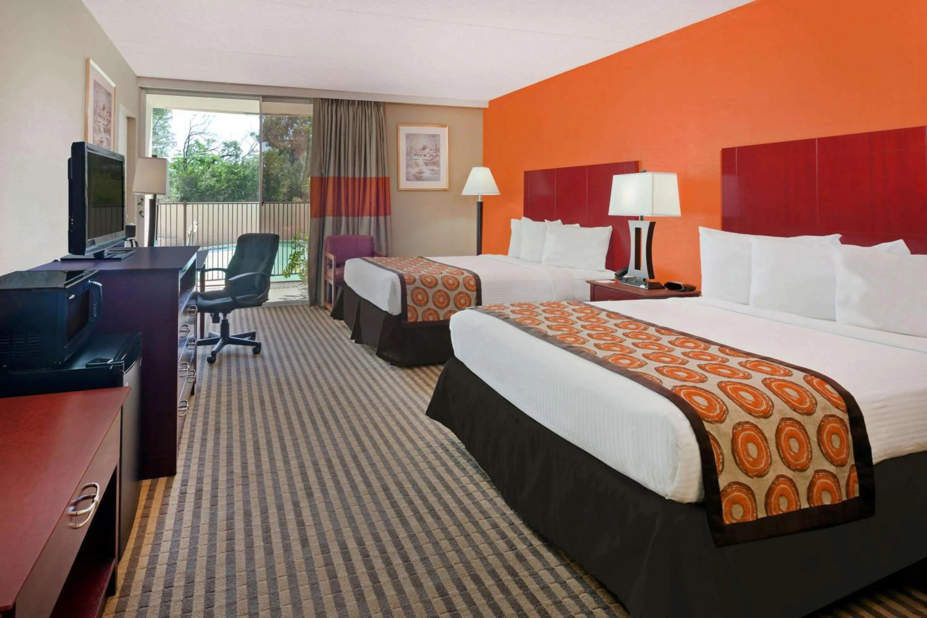 Photo of the whole room, Bed in Howard Johnson by Wyndham Arlington Ballpark / Six Flags