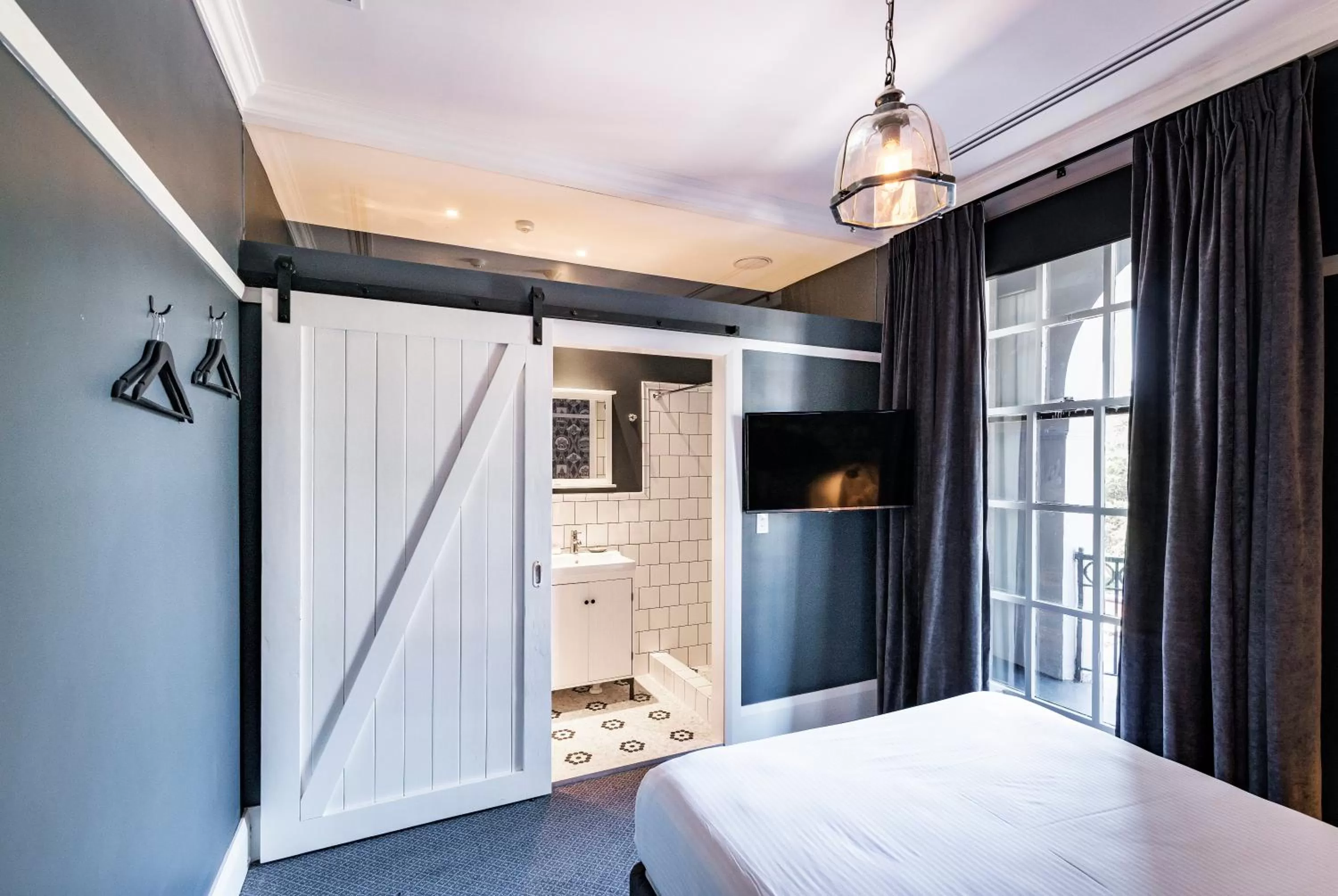 Bathroom, Bed in The North Sydney Hotel