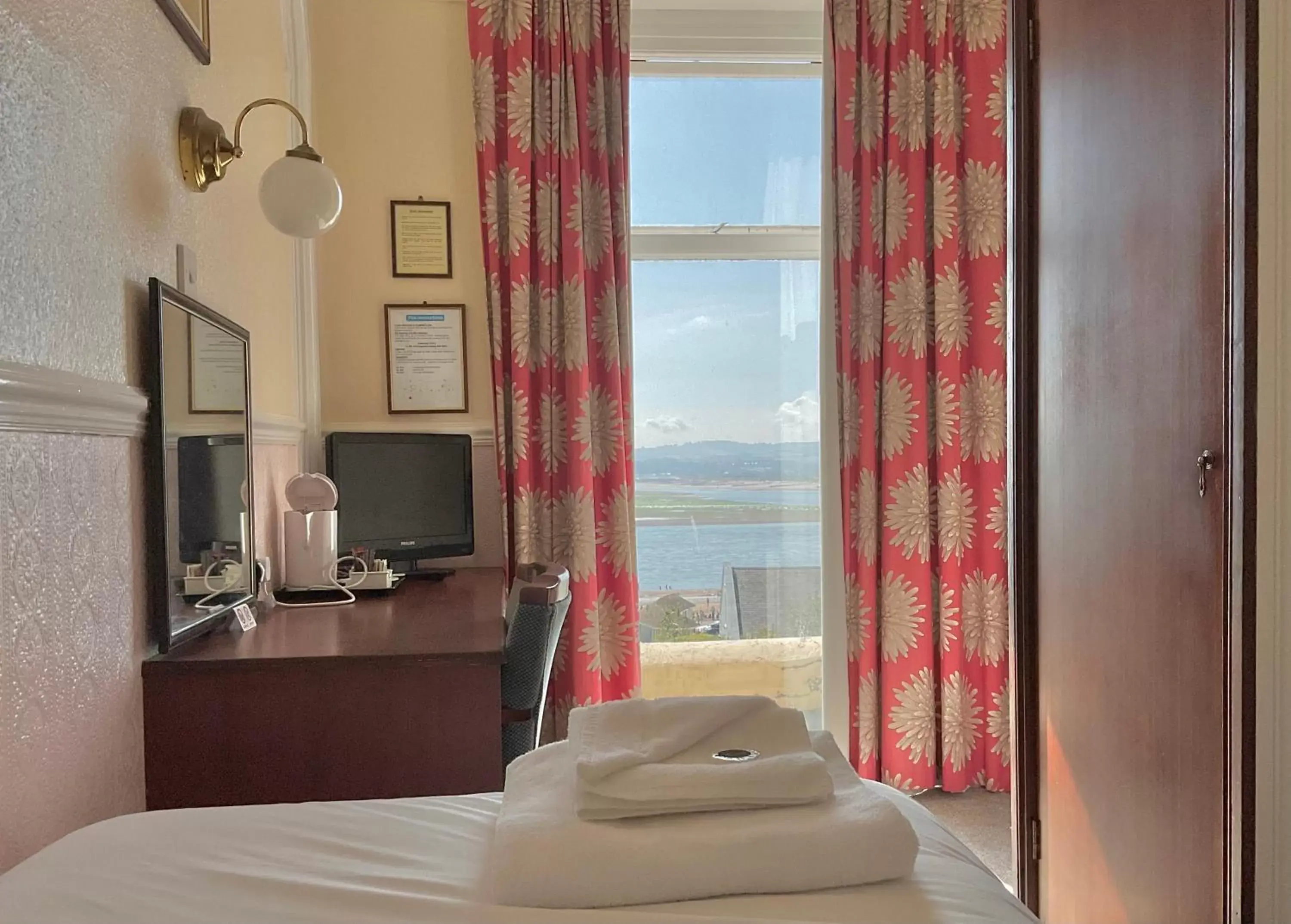 Single Room with Sea View in Ashton Court Hotel Single Room with Sea View in Ashton Court Hotel