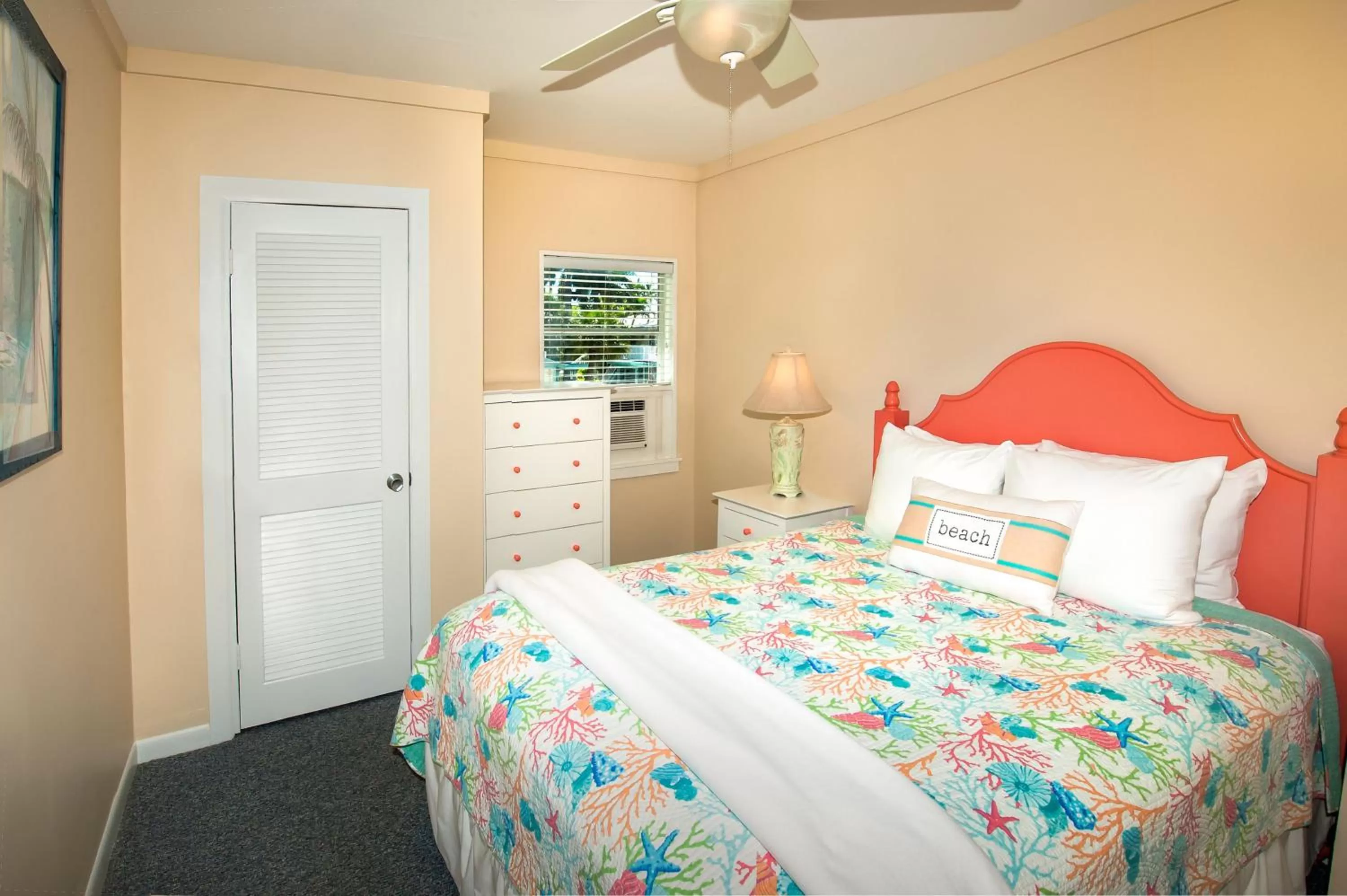 Bed in Cedar Cove Resort & Cottages