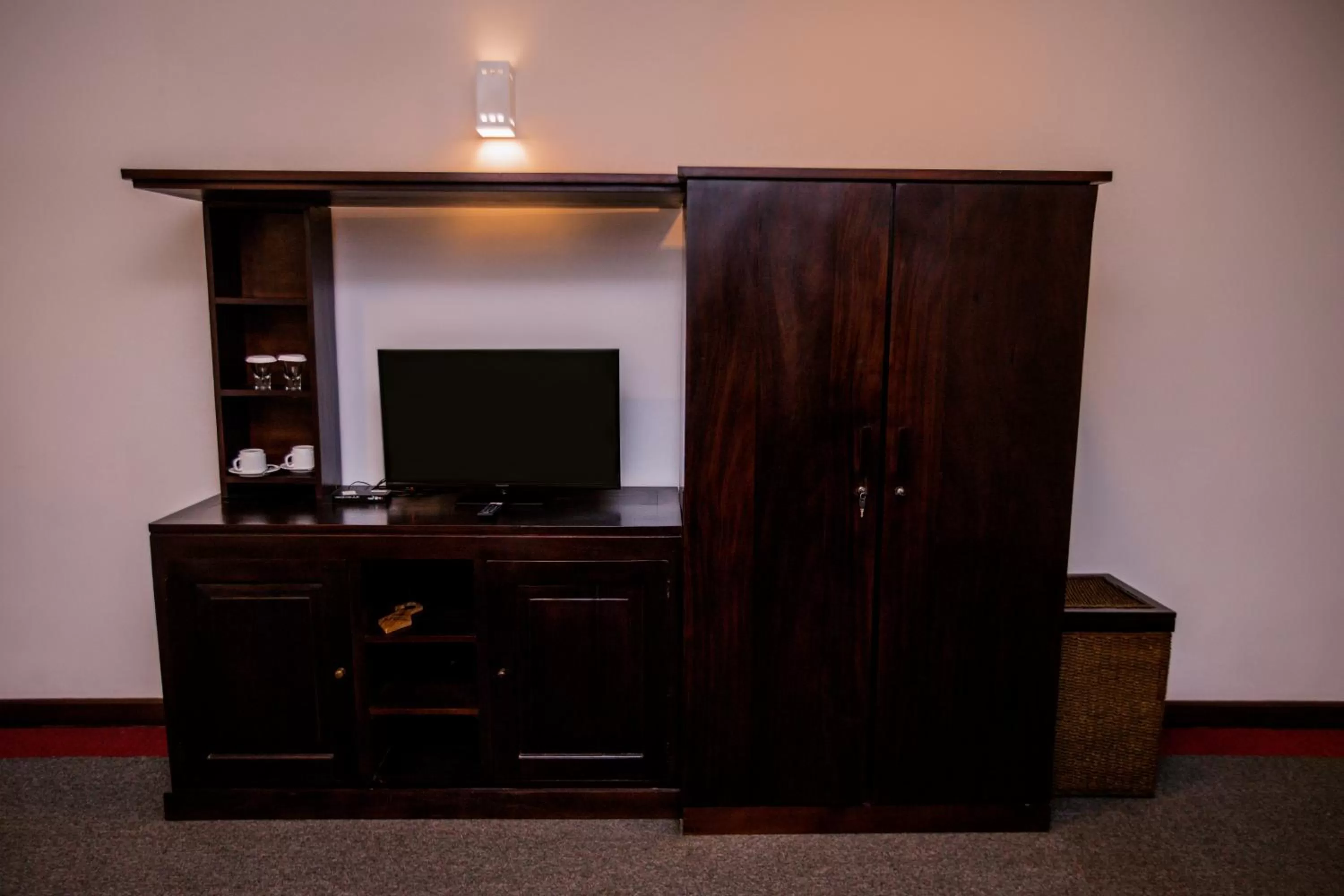 TV and multimedia in St.Lachlan Hotel & Suites