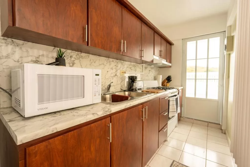 Kitchen/Kitchenette in El Flamingo Beach Club