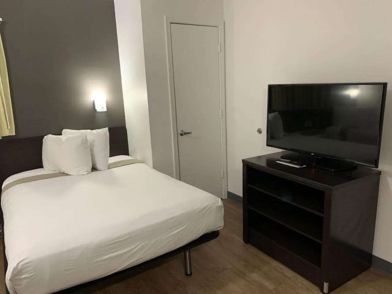 Bedroom, Bed in Studio 6-Hampton, VA - Langley AFB Area