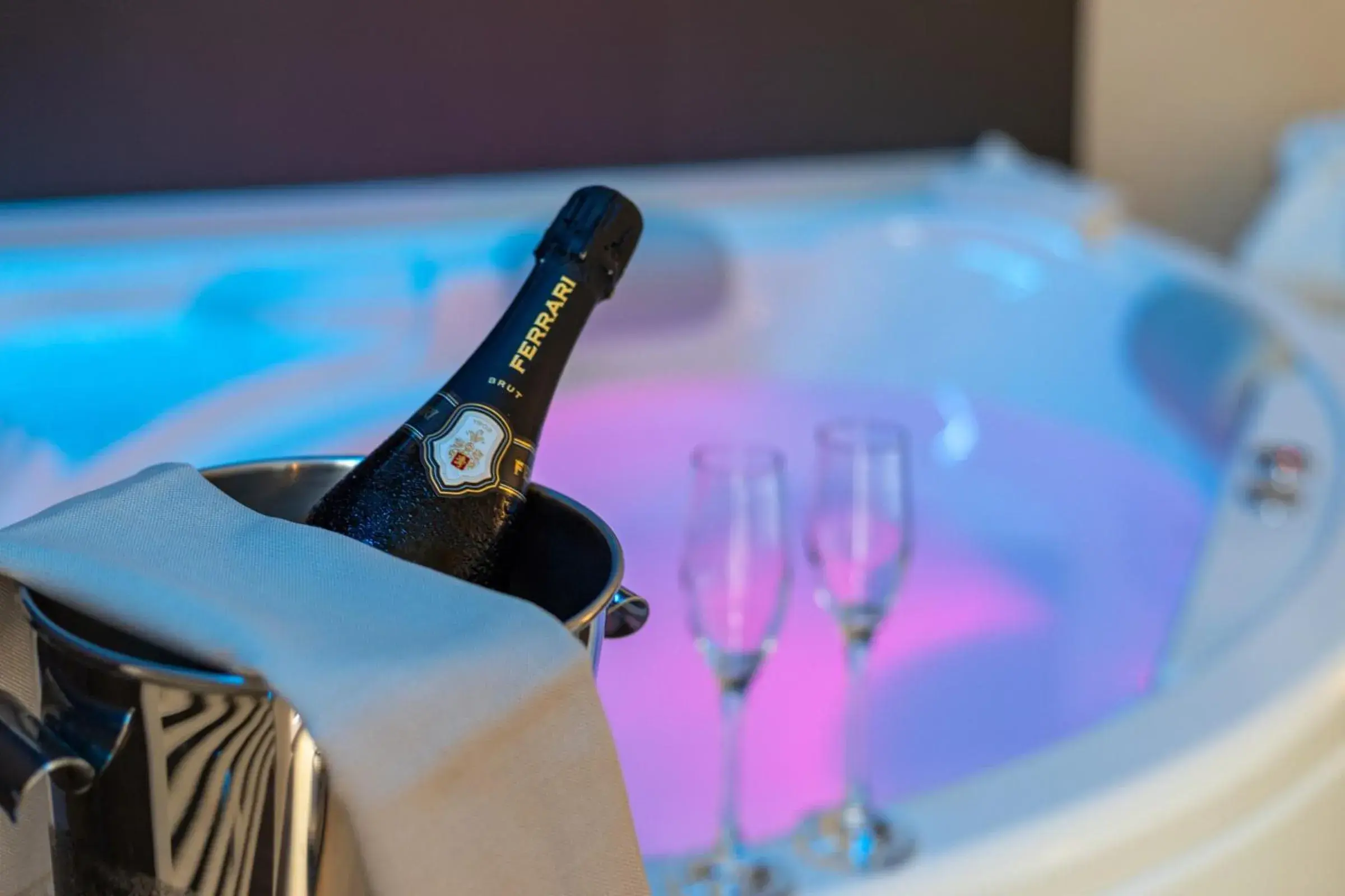 Suite with Sauna in Hotel Torre Del Sud Suite with Sauna in Hotel Torre Del Sud