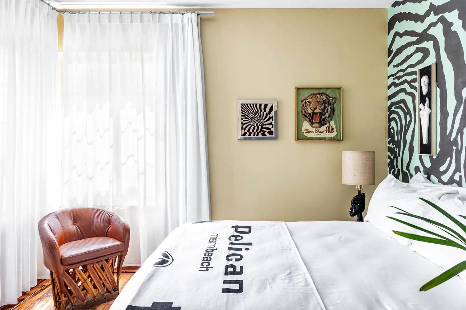 Photo of the whole room, Bed in Pelican Hotel