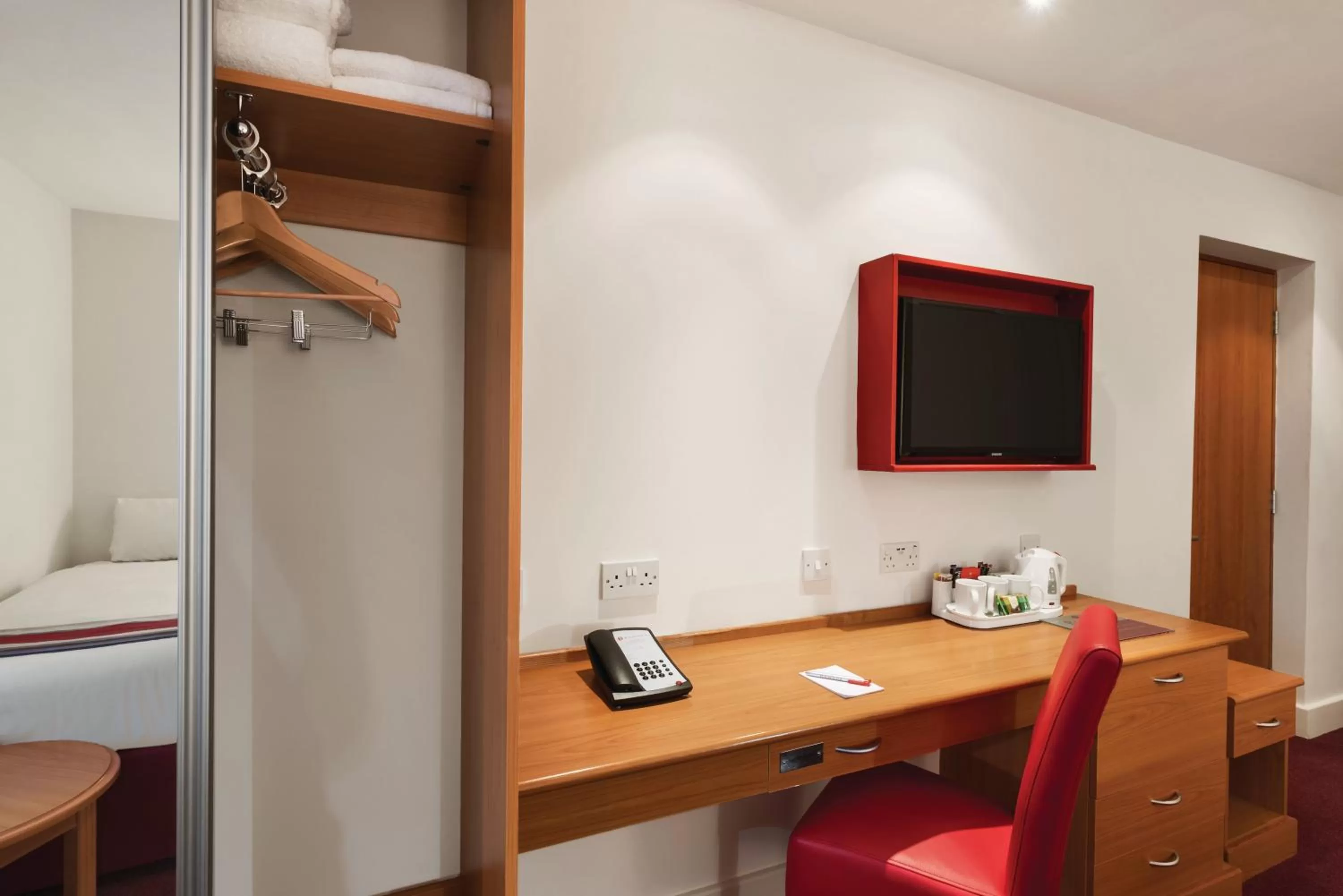 Seating area in Ramada Cambridge