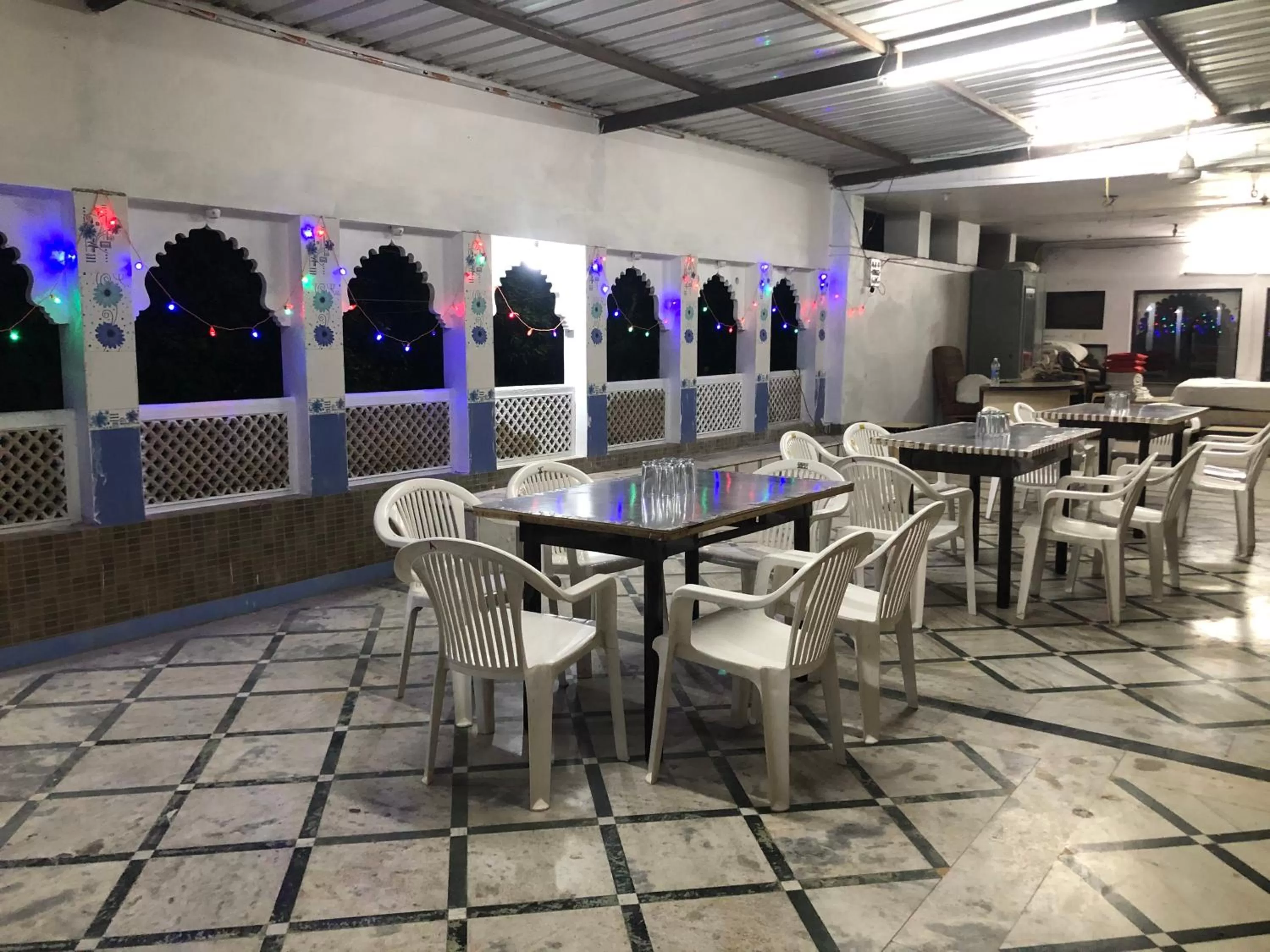 Restaurant/places to eat in Hotel Rani Palace at Lake Fatehsagar