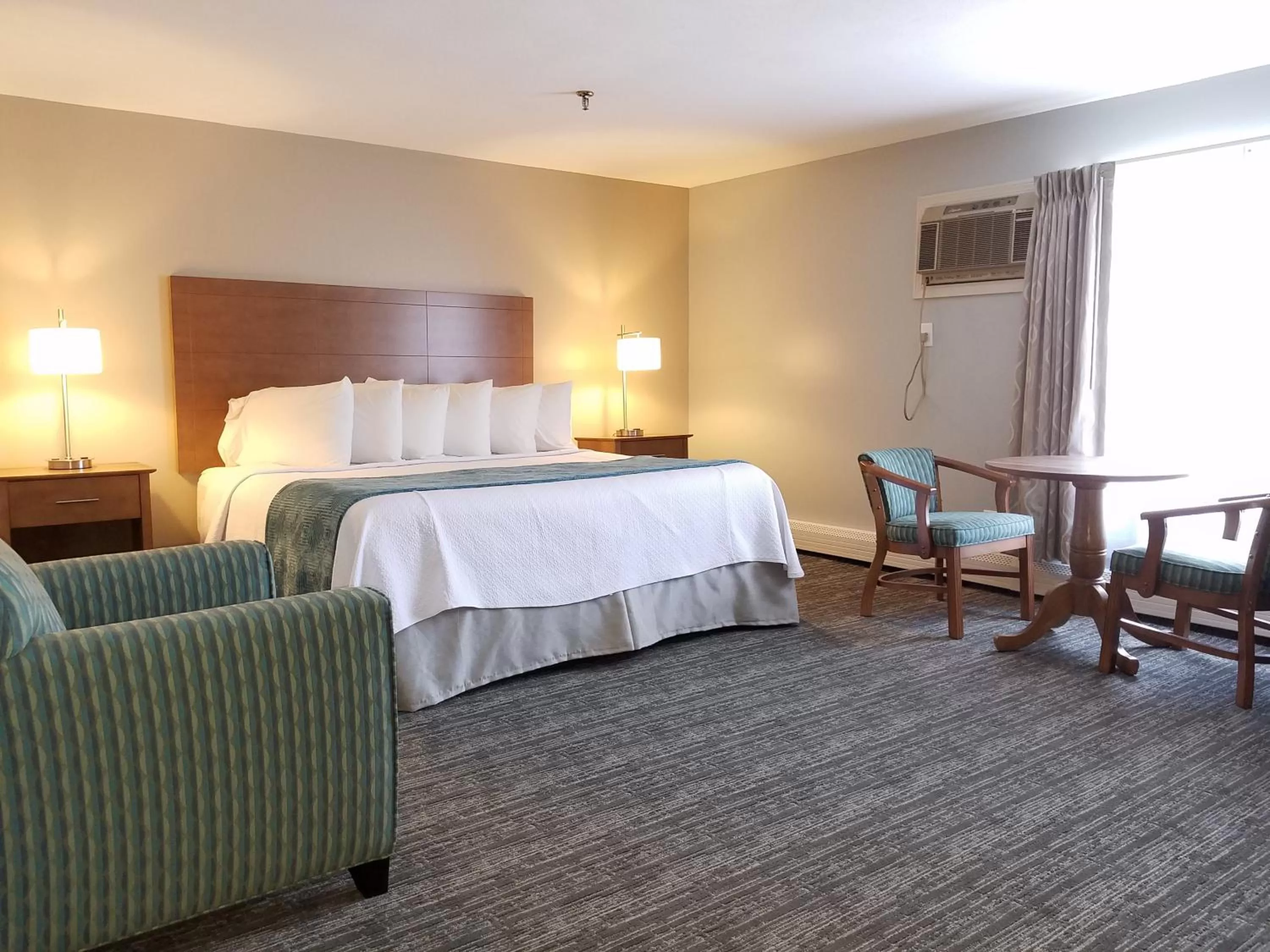 Photo of the whole room, Bed in Hampton Village Inn