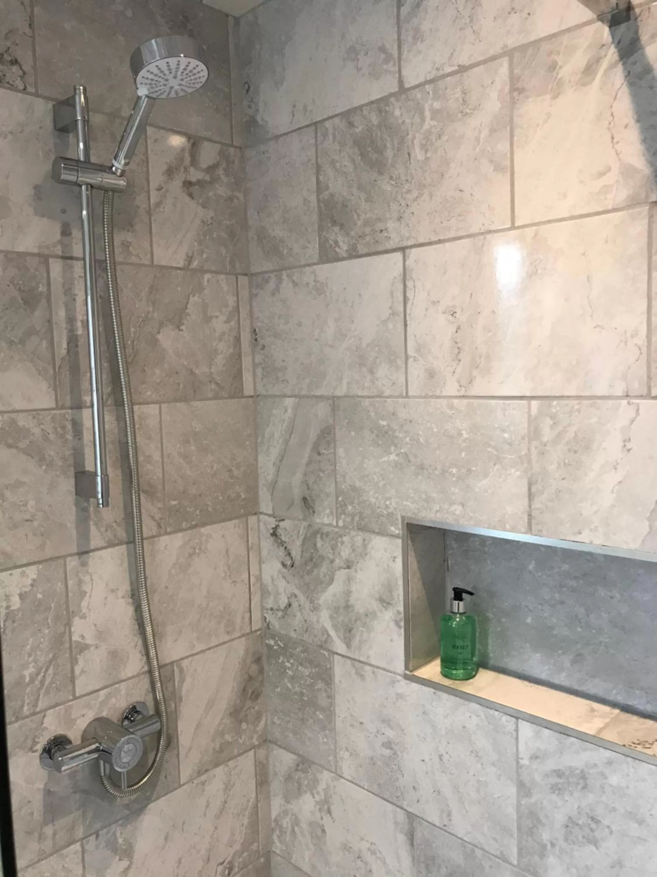 Shower in Ravenswood Guest House